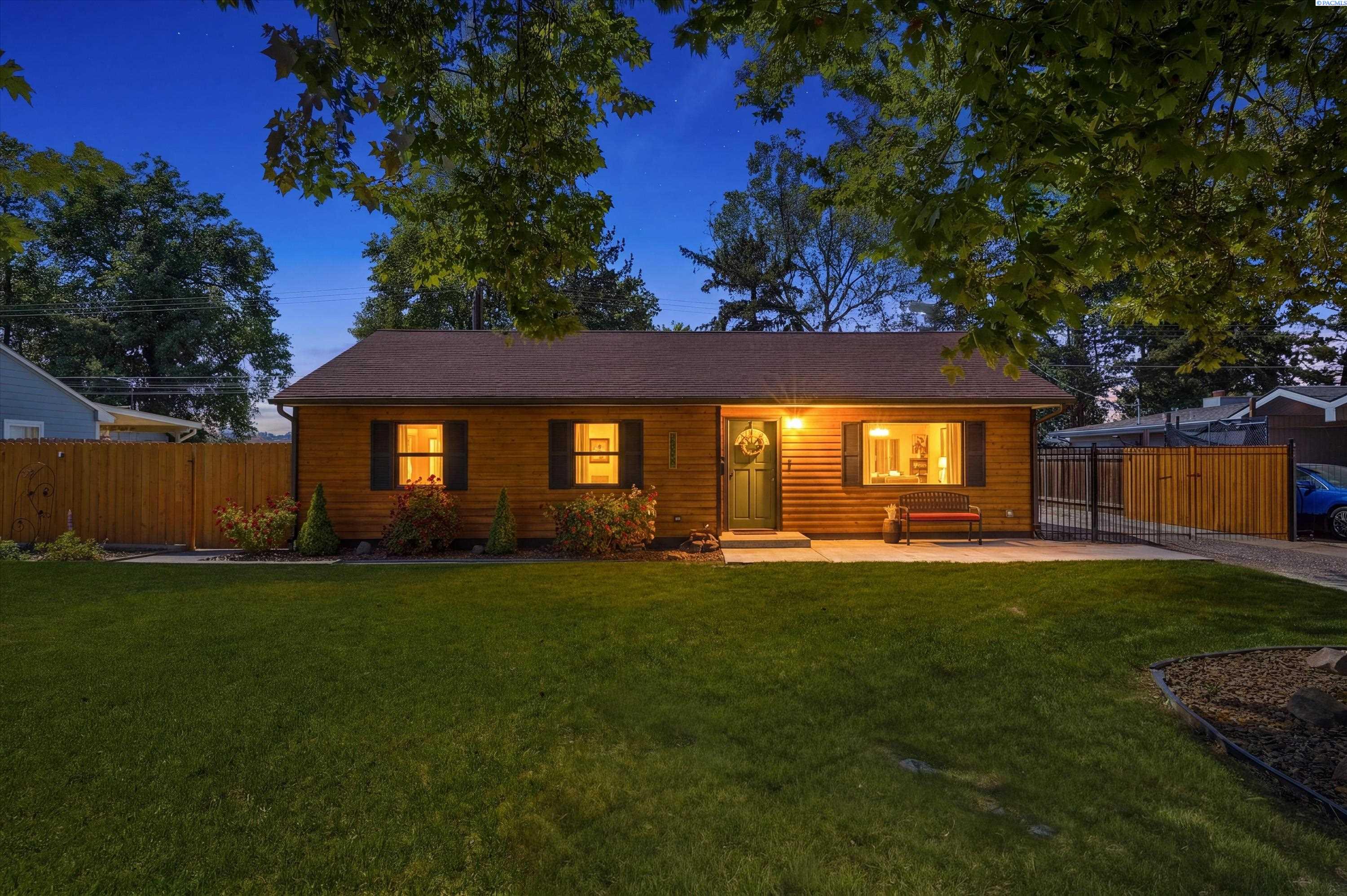 1323 Cottonwood Dr, Richland, WA 99354