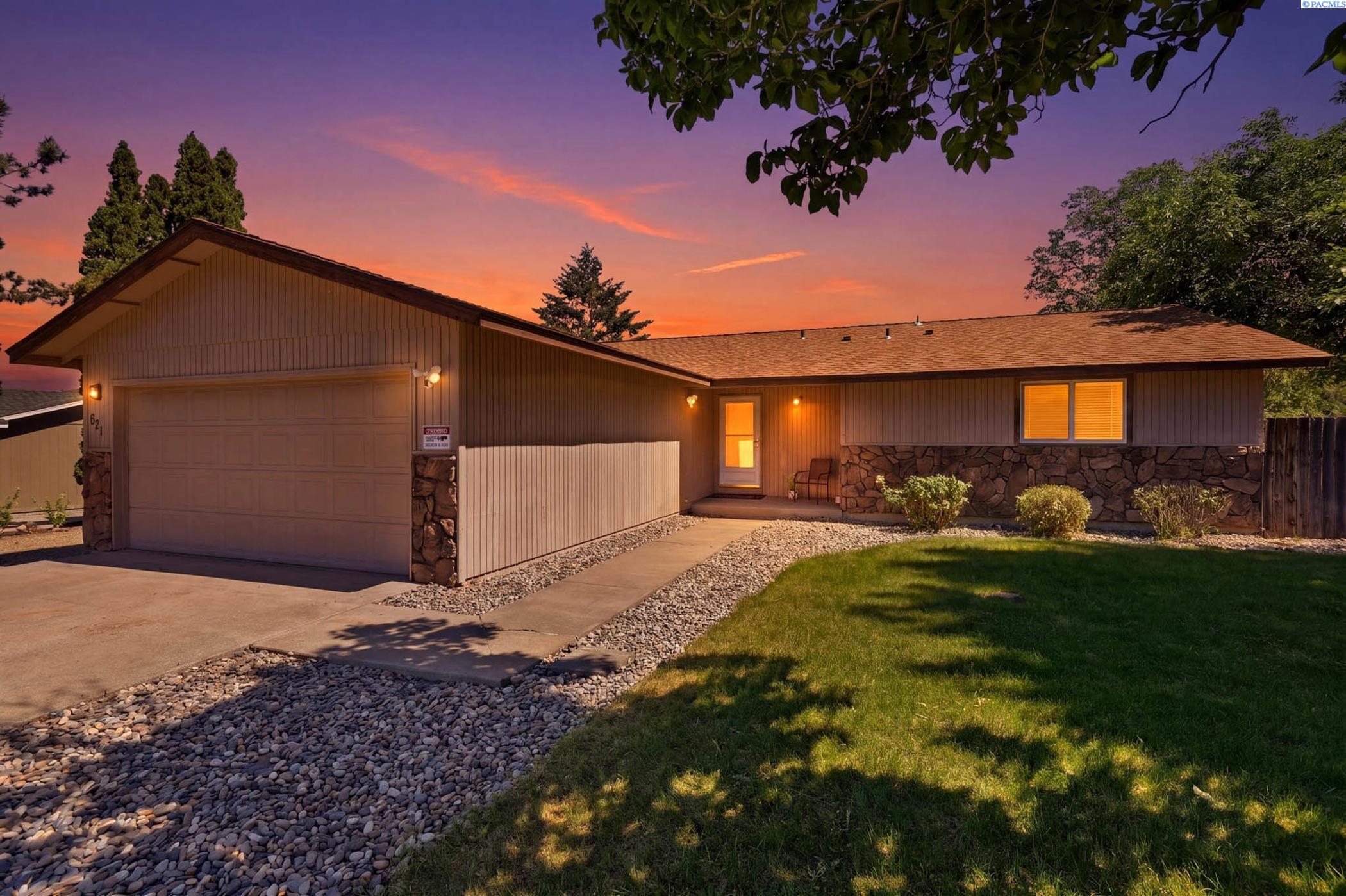 821 Young St, Kennewick, WA 99336