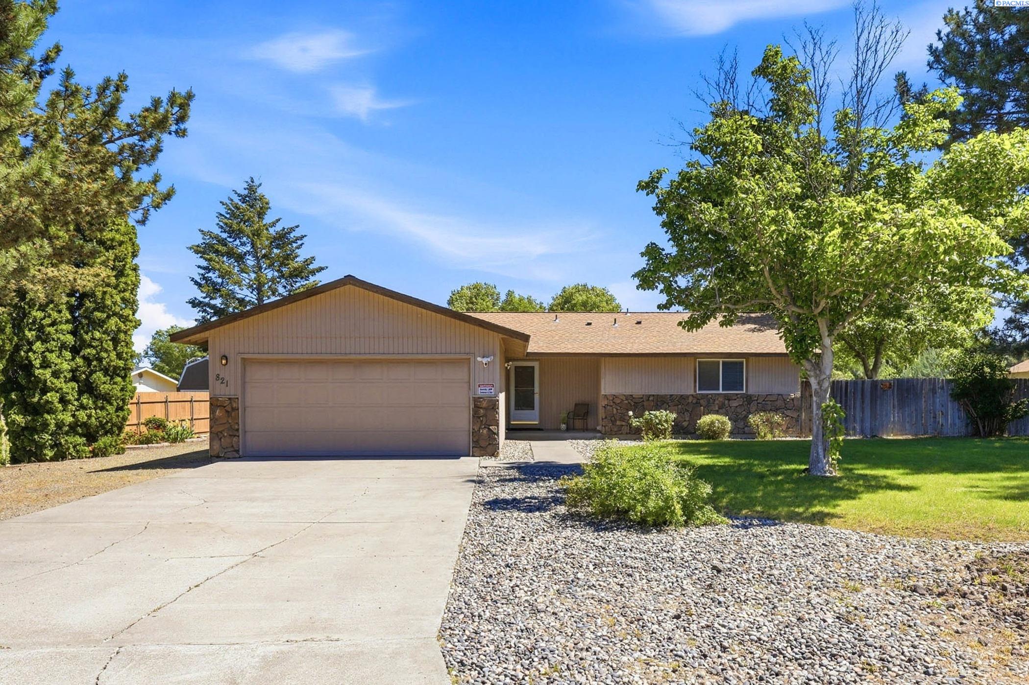 821 Young St, Kennewick, WA 99336