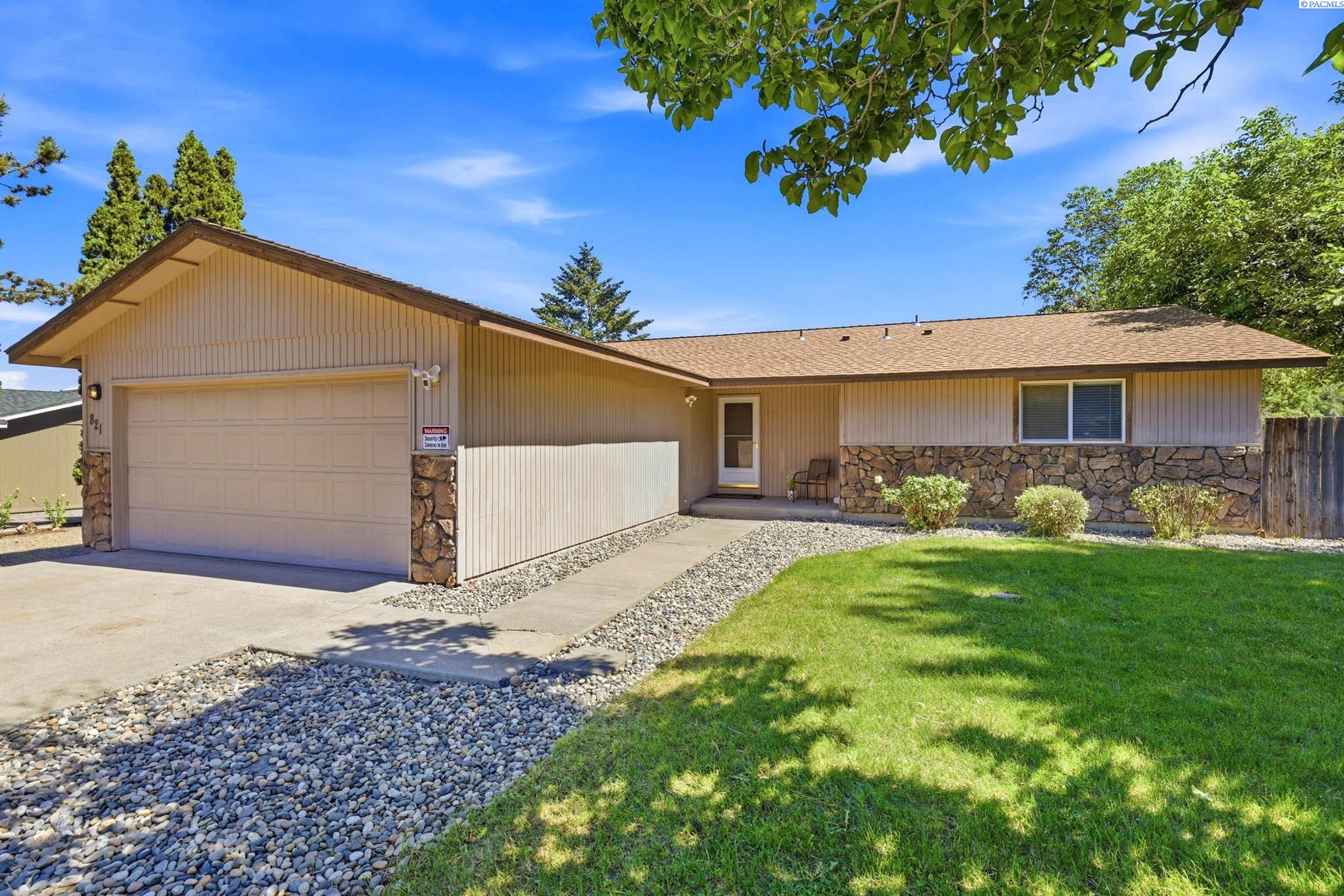821 Young St, Kennewick, WA 99336