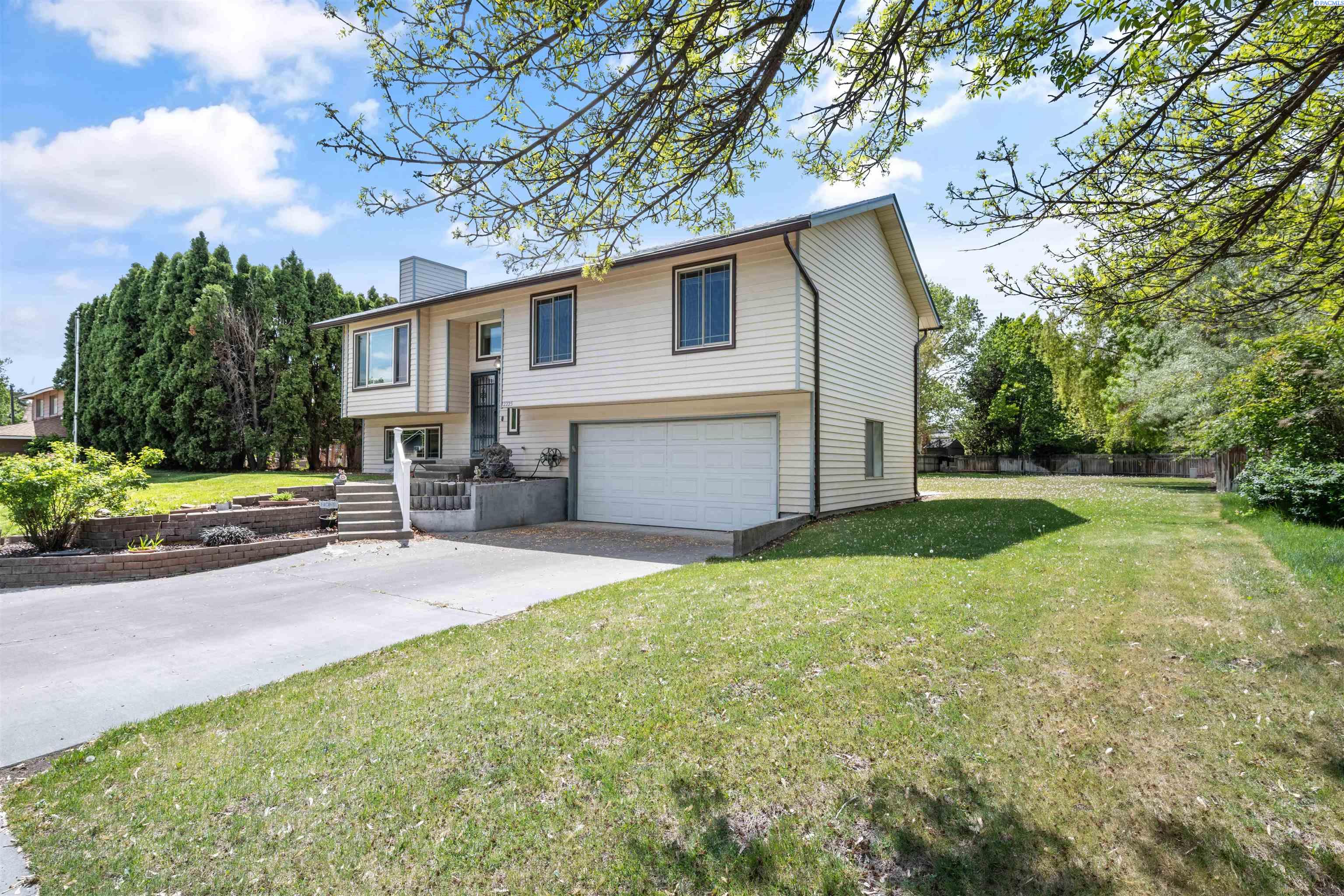 2225 Blue Jay Ln, West Richland, WA 99353
