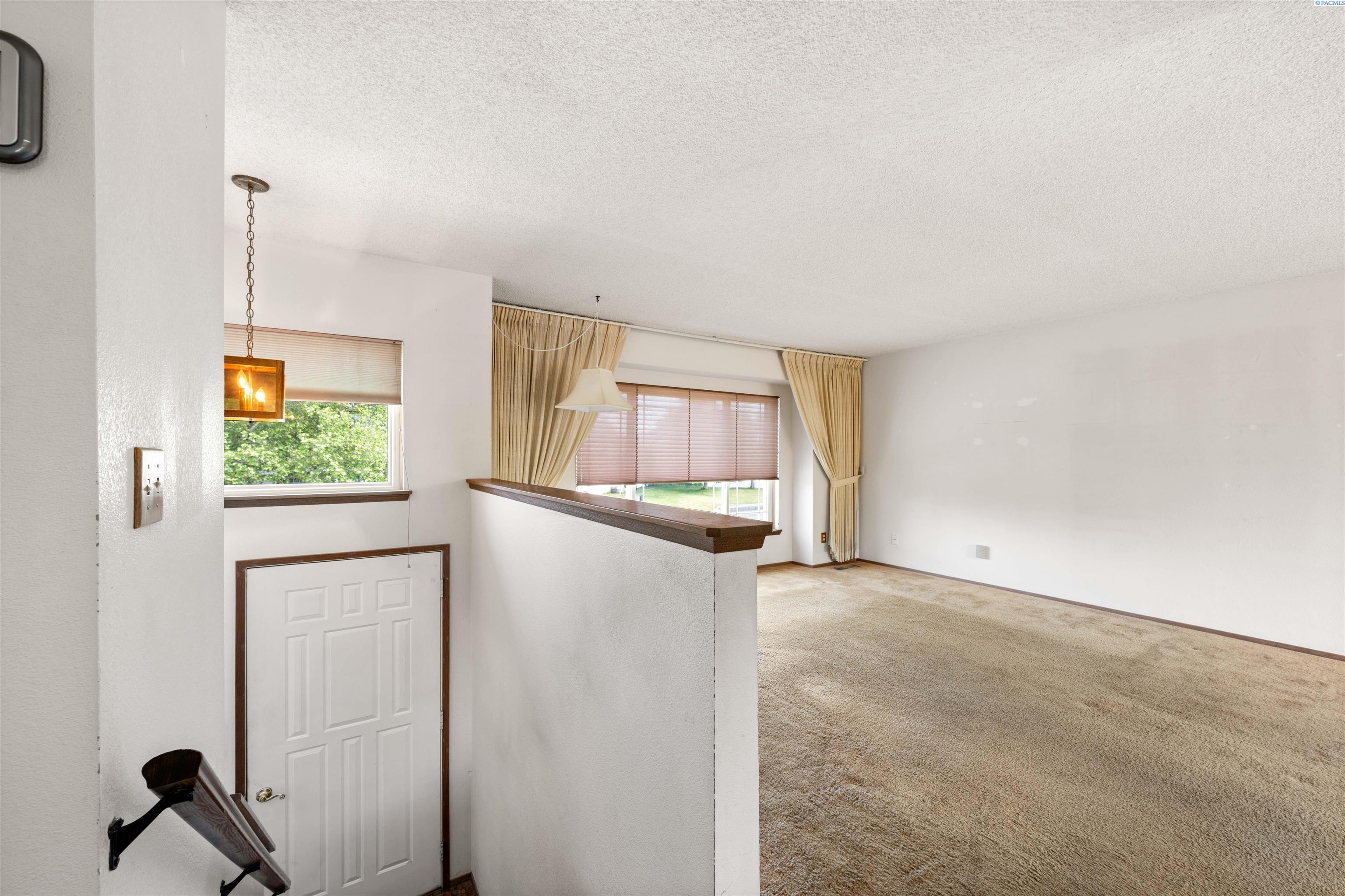 2225 Blue Jay Ln, West Richland, WA 99353