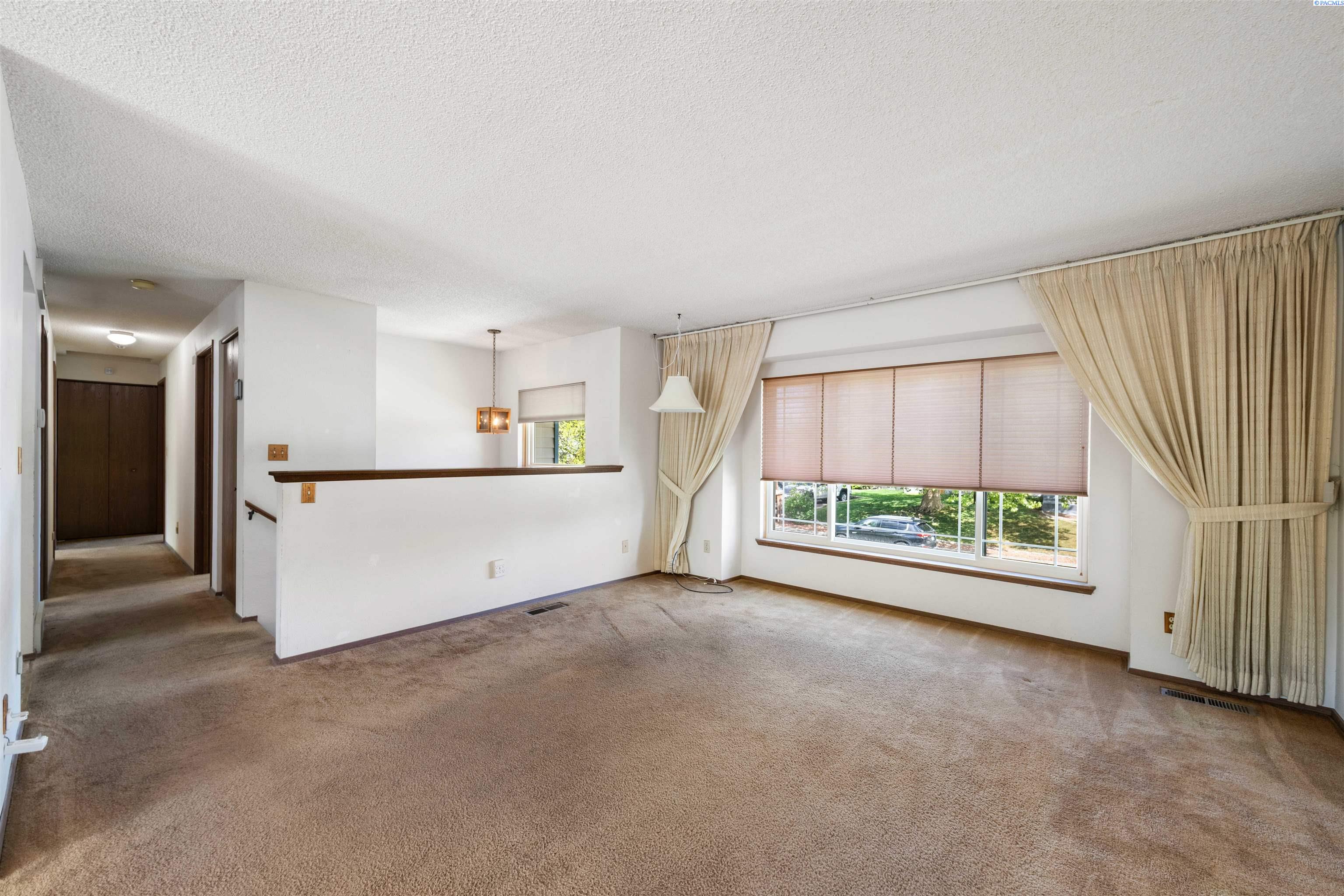 2225 Blue Jay Ln, West Richland, WA 99353