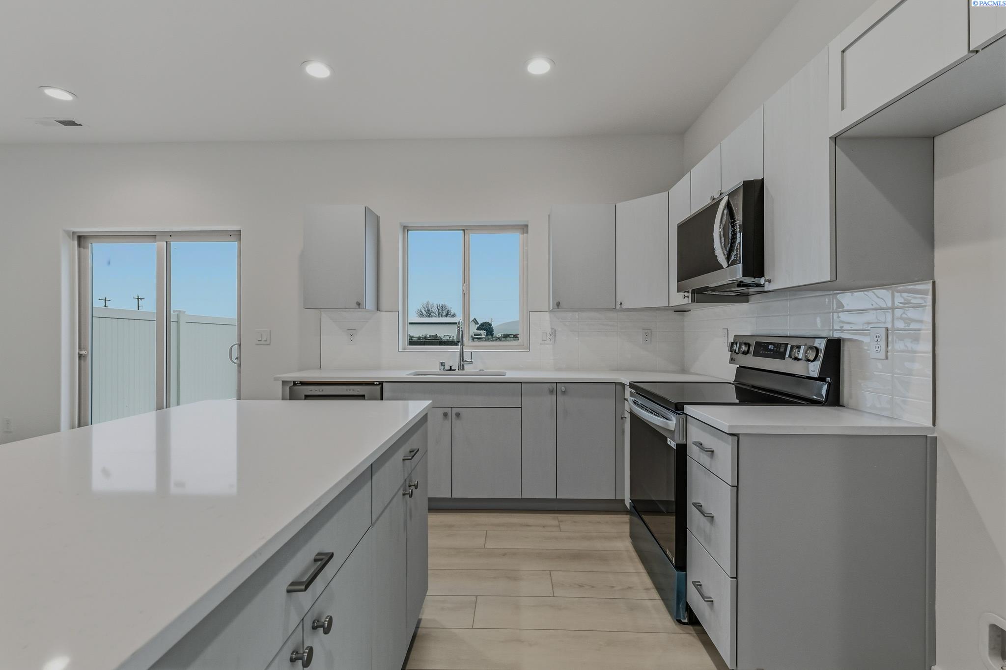 7536 Grapevine Ct, West Richland WA 99353
