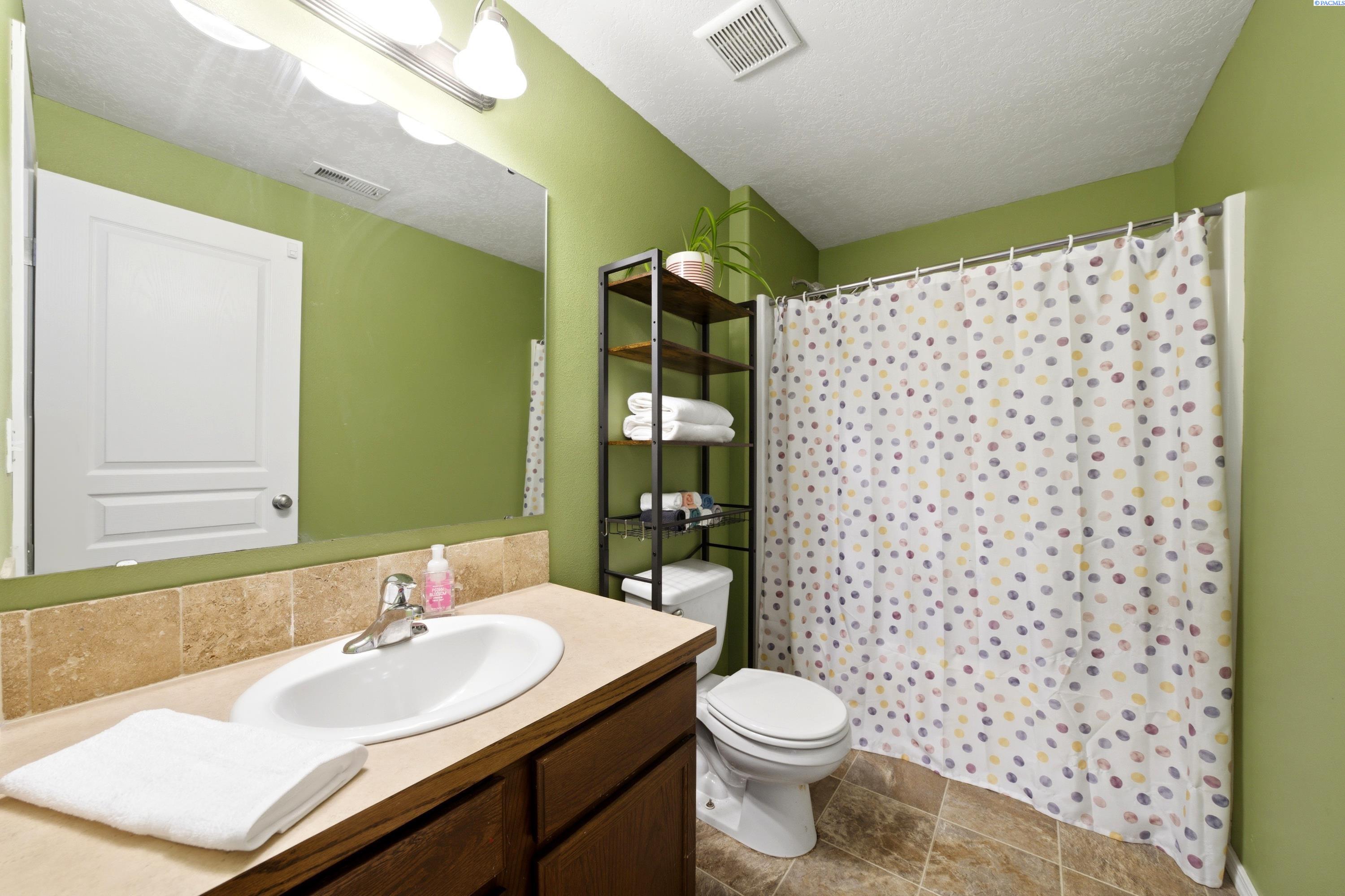 6214 Robert Wayne Dr, Pasco, WA 99301