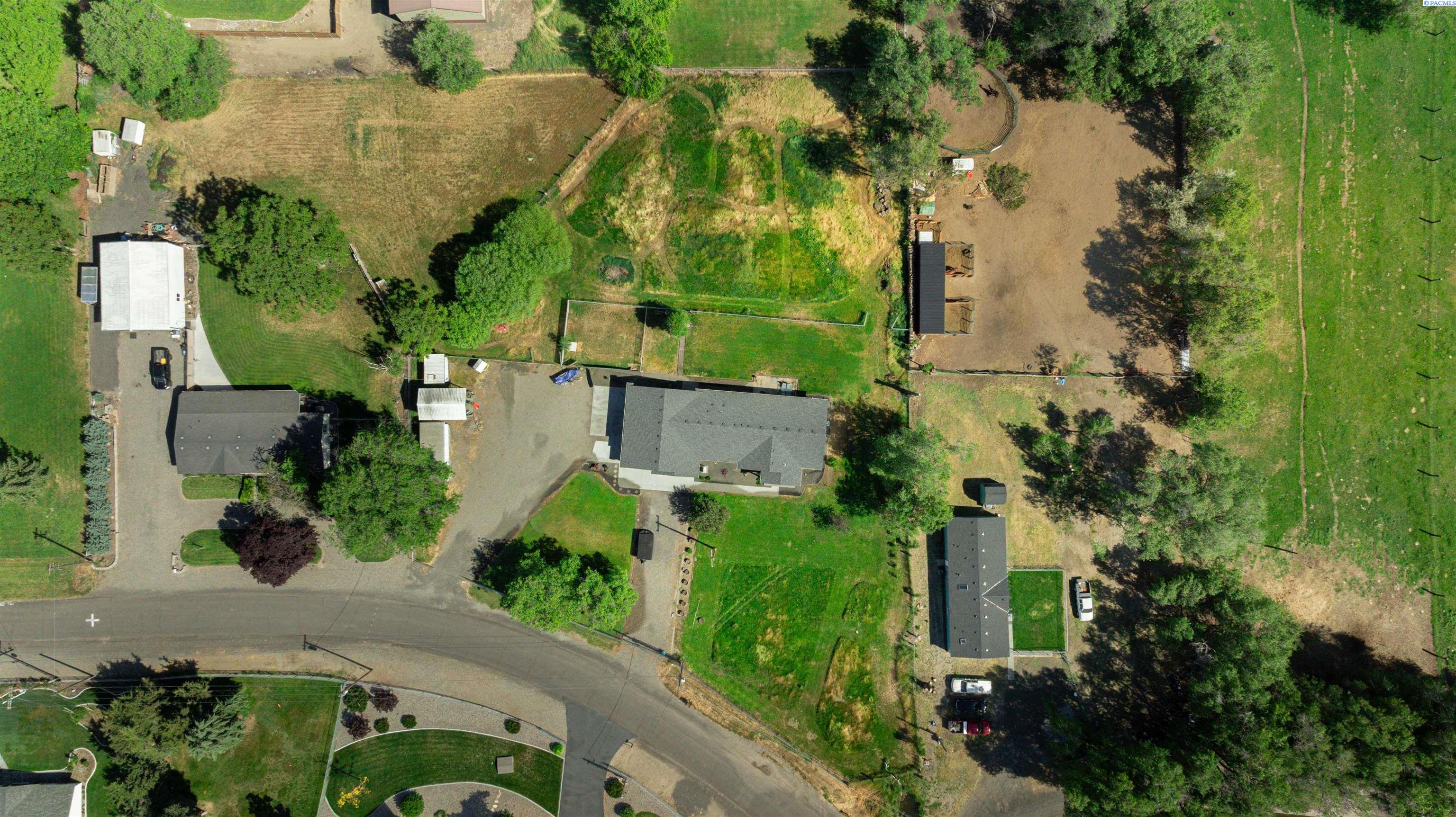 573 Sunset Dr, Burbank, WA 99323