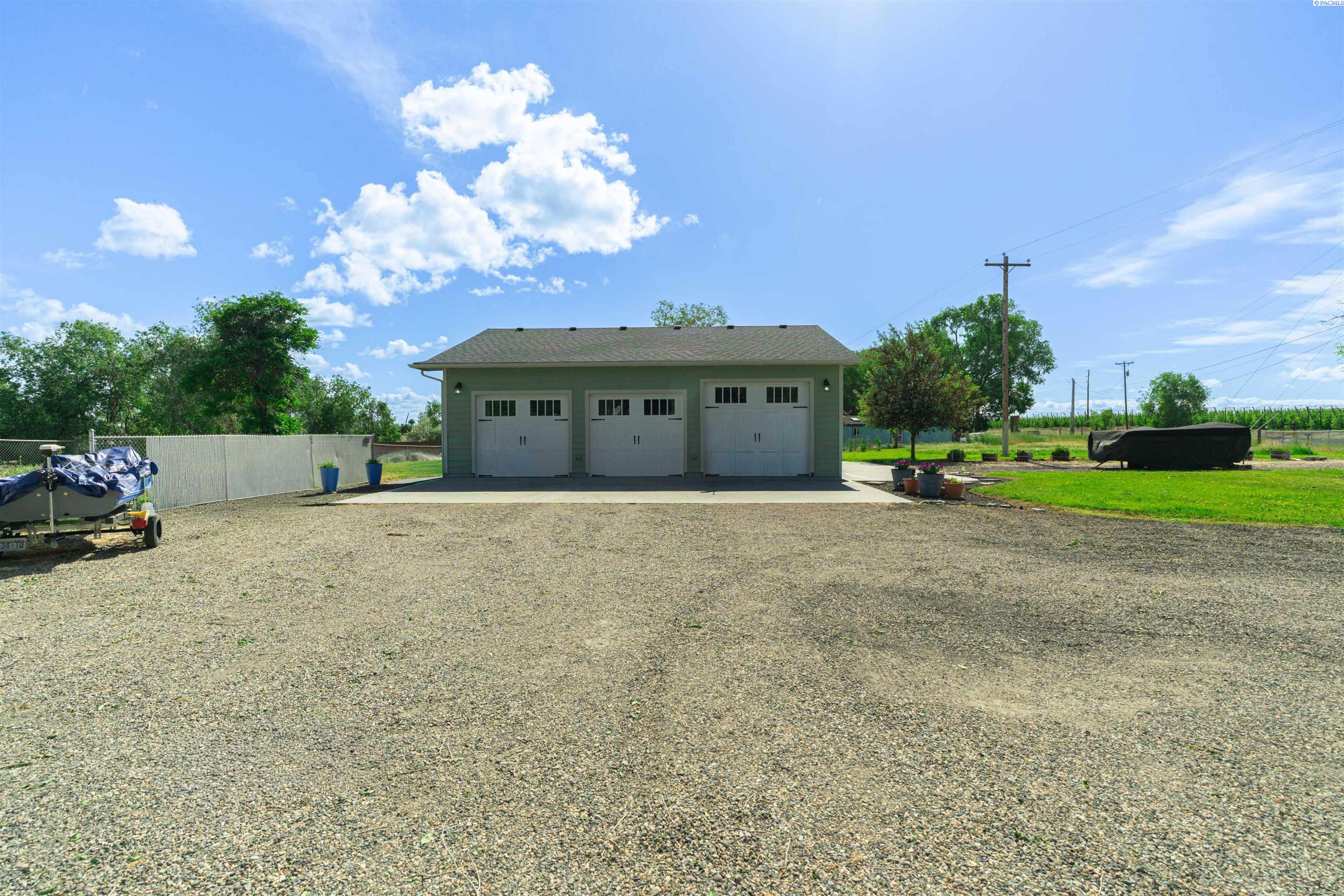 573 Sunset Dr, Burbank, WA 99323