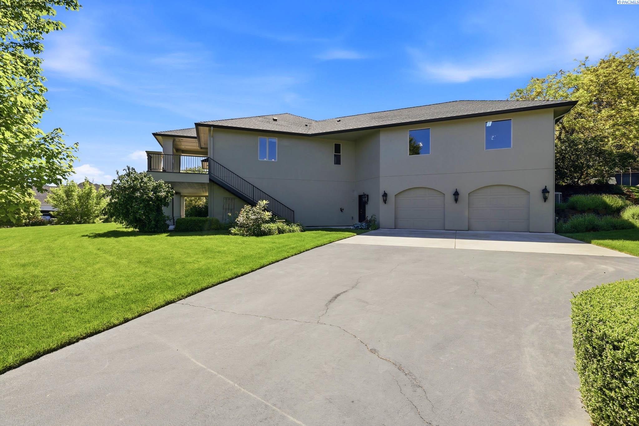 1021 Country Ct, Richland, WA 99352