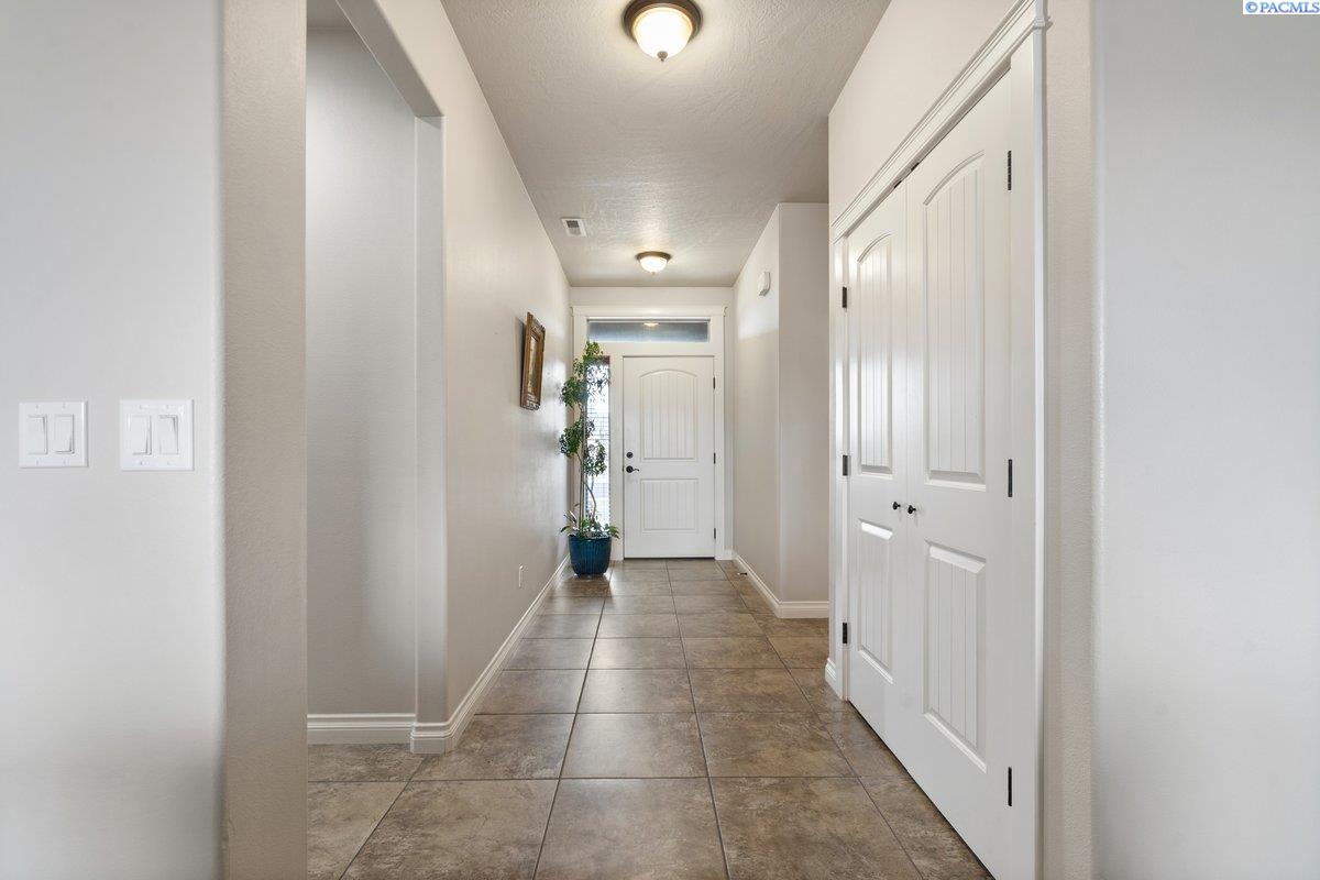 275 Canyon Rim Ct, Richland, WA 99352