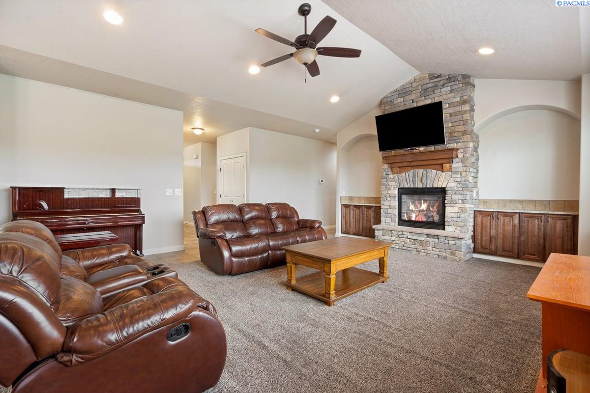 275 Canyon Rim Ct, Richland, WA 99352