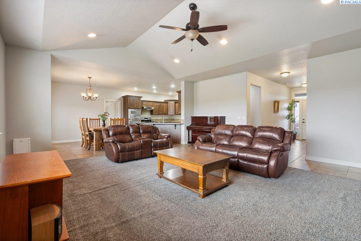 275 Canyon Rim Ct, Richland, WA 99352