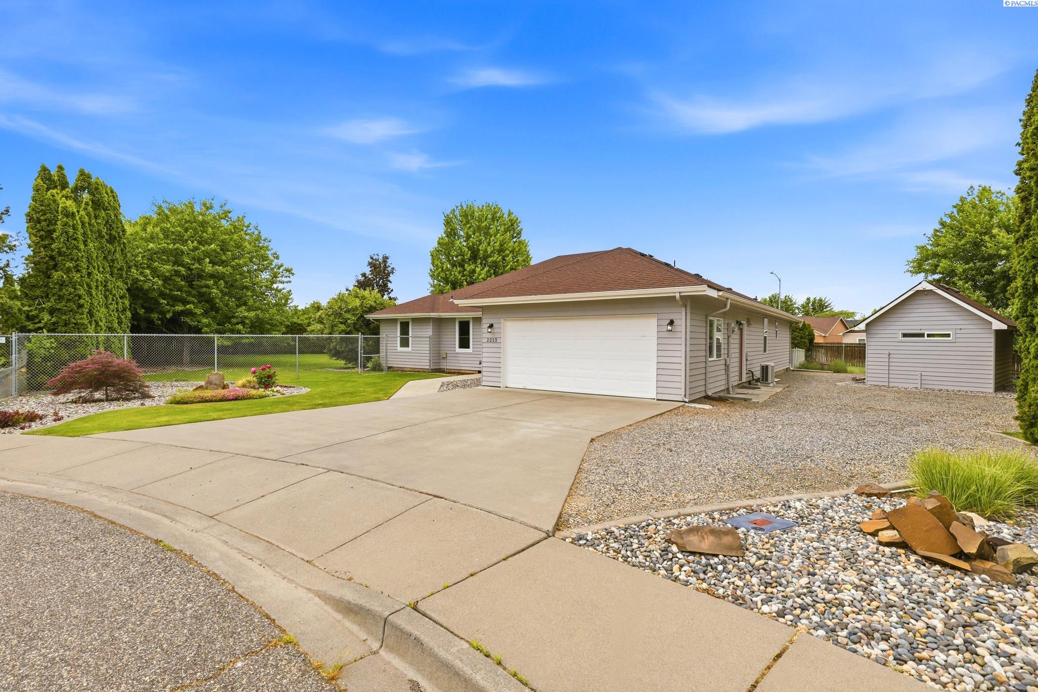 2213 Washington Ct, West Richland, WA 99353