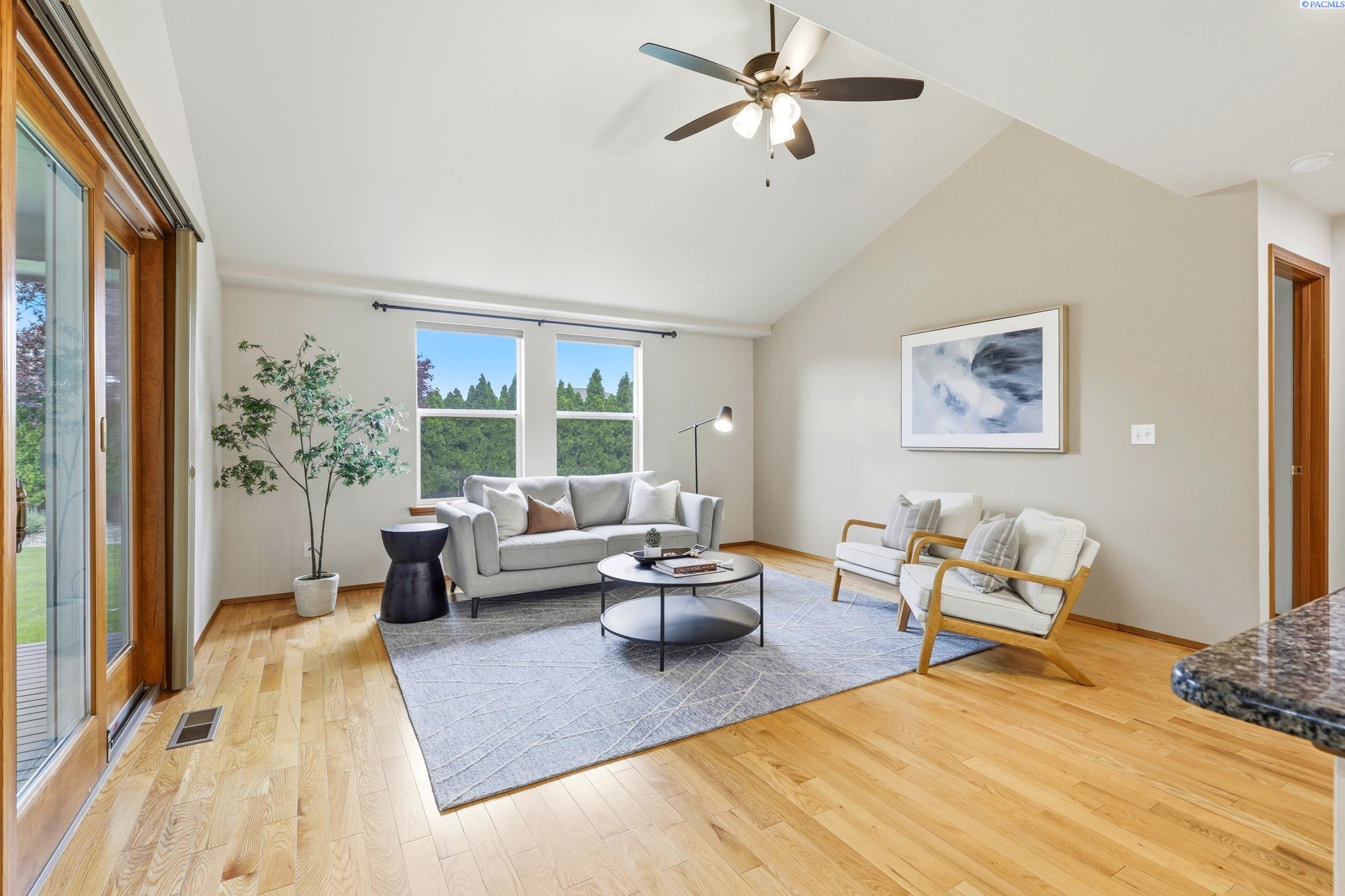 2213 Washington Ct, West Richland, WA 99353