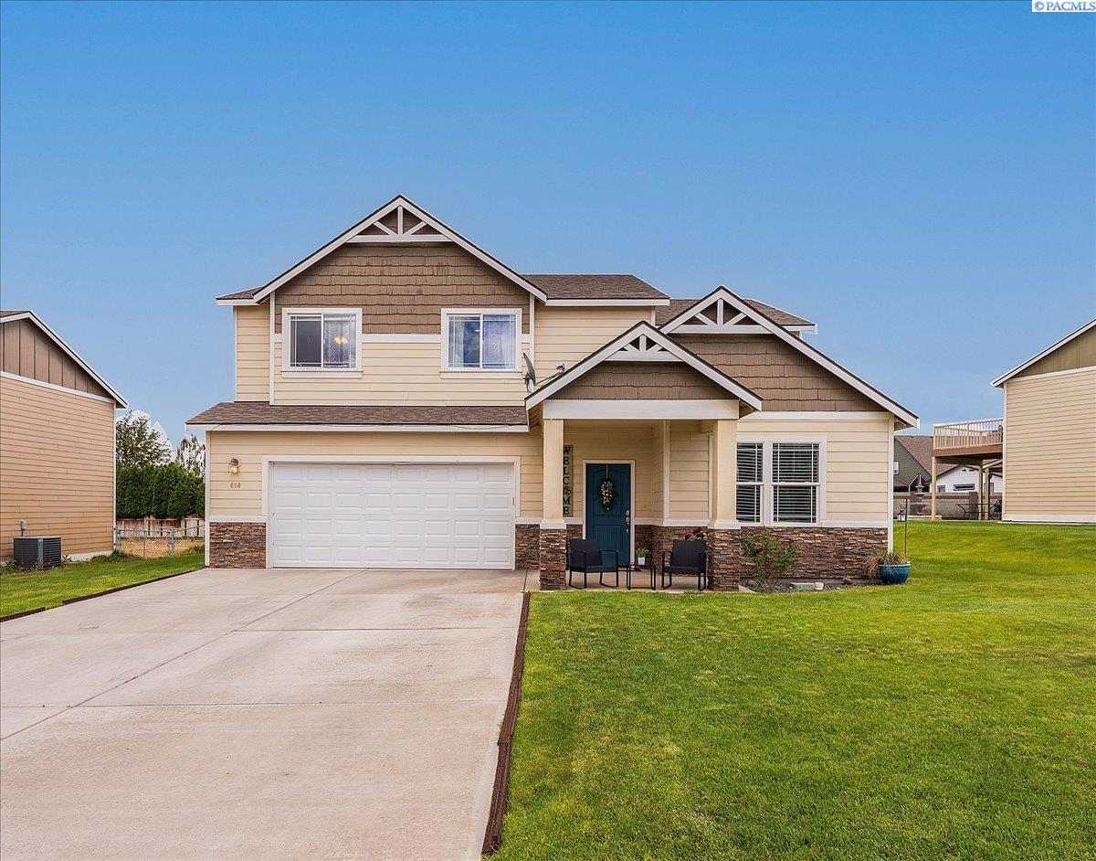 650 Pikes Peak Dr, West Richland, WA 99353