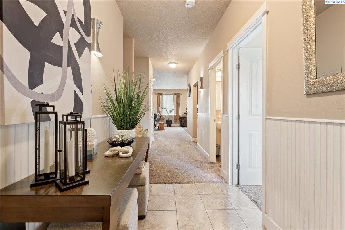 650 Pikes Peak Dr, West Richland, WA 99353