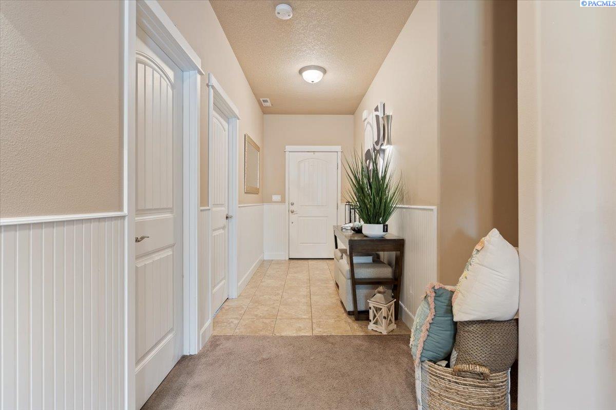 650 Pikes Peak Dr, West Richland, WA 99353