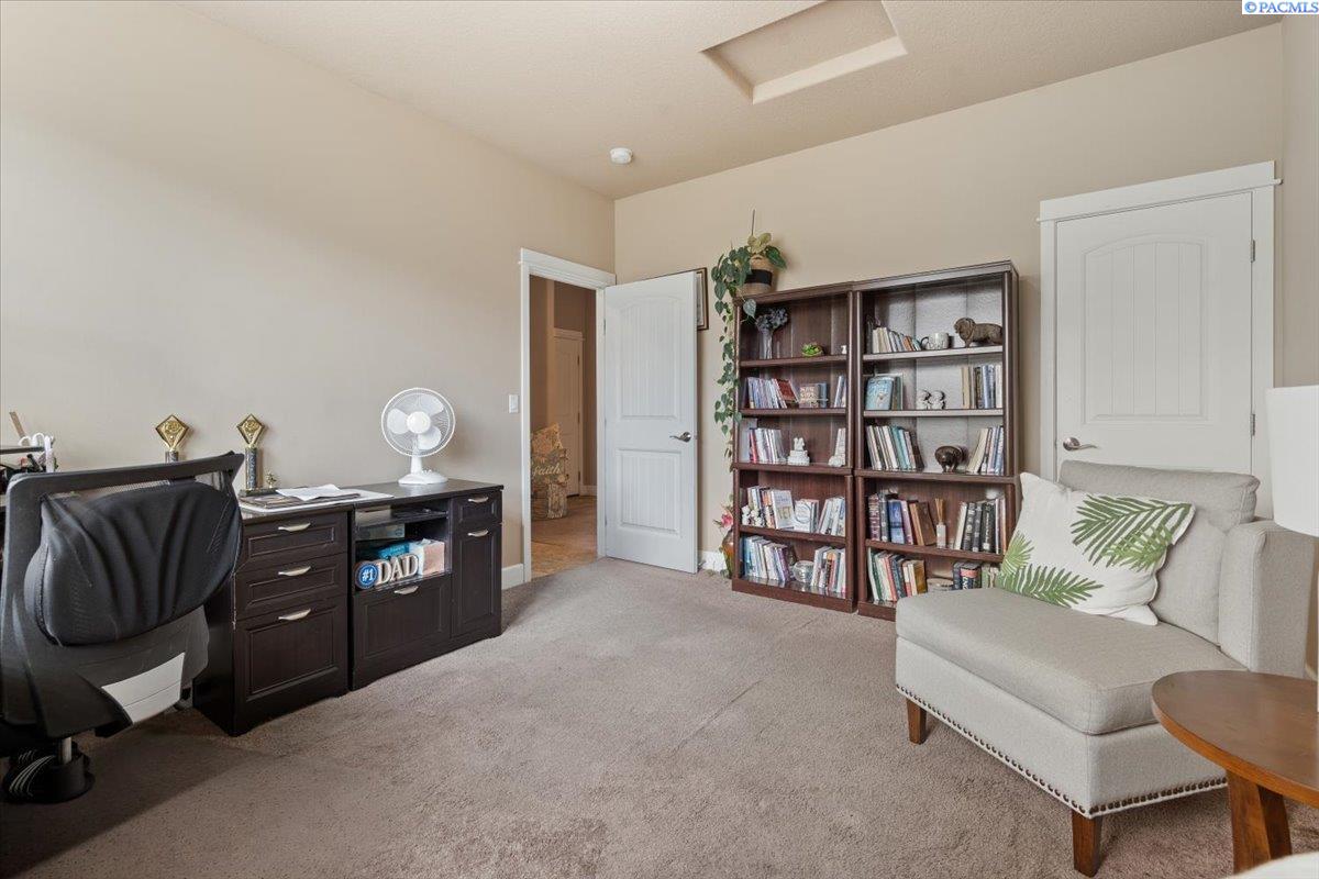 650 Pikes Peak Dr, West Richland, WA 99353