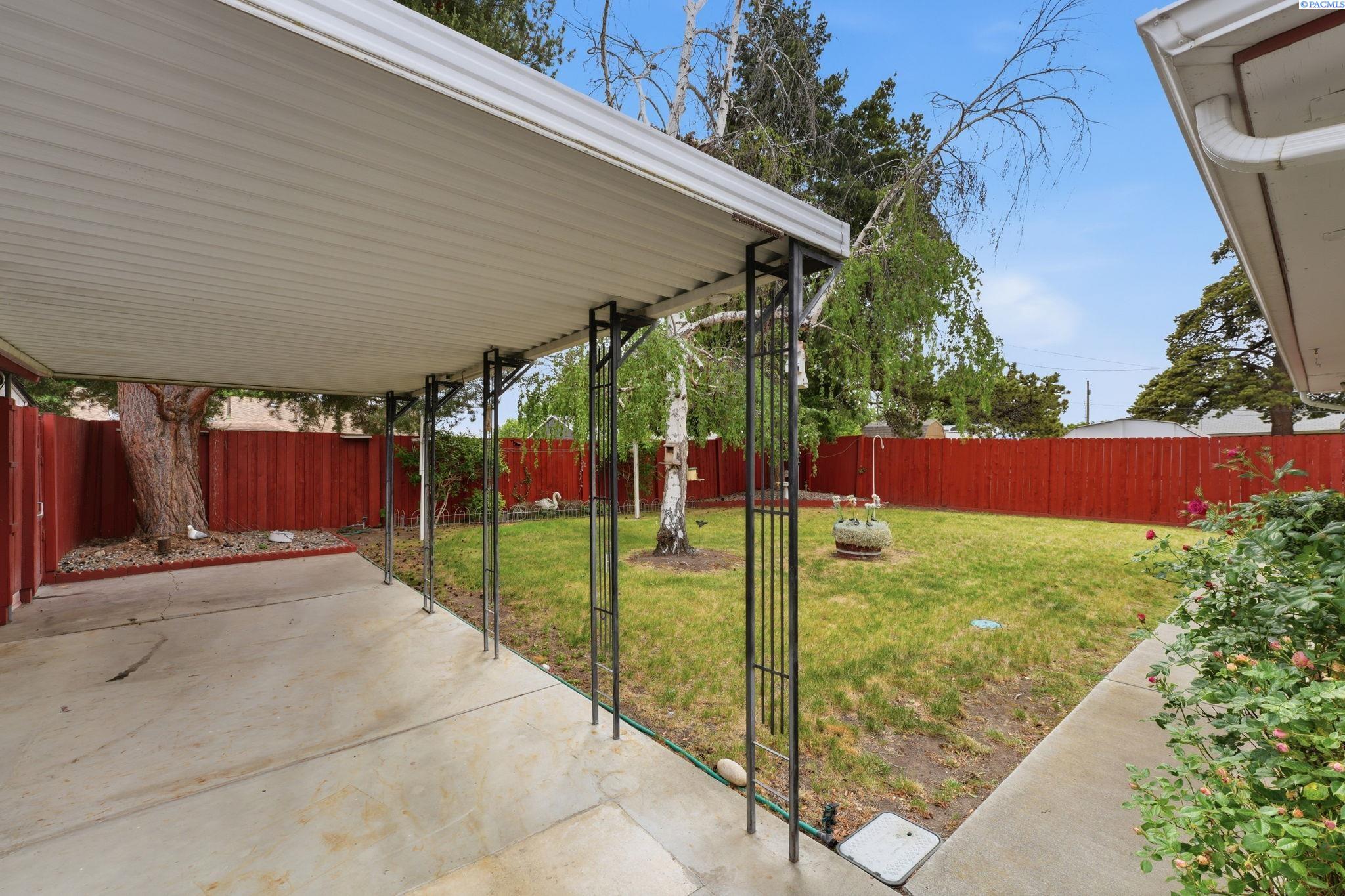 1310 Cottonwood Dr, Richland, WA 99352