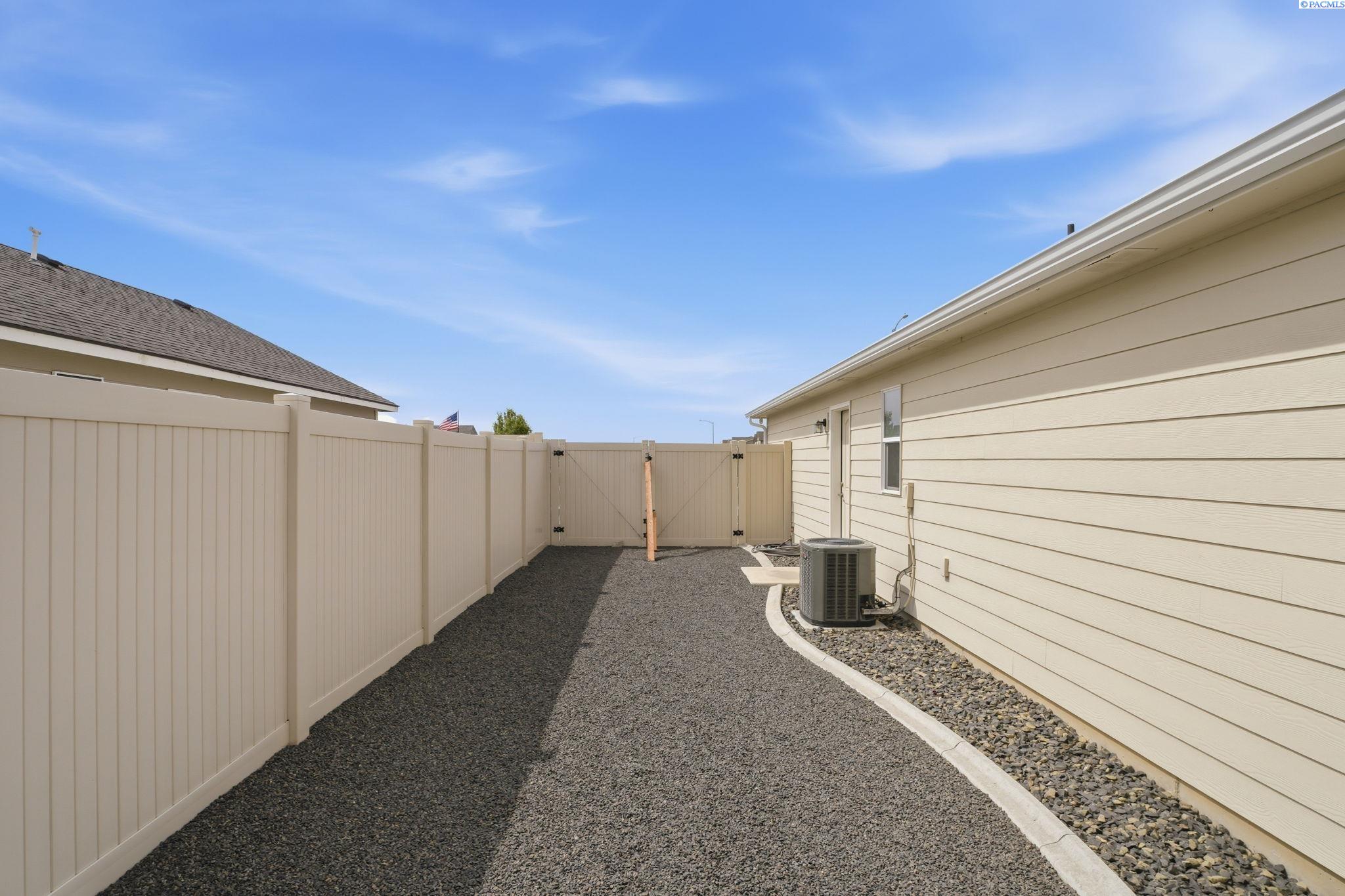 8205 Coldwater Dr, Pasco, WA 99301