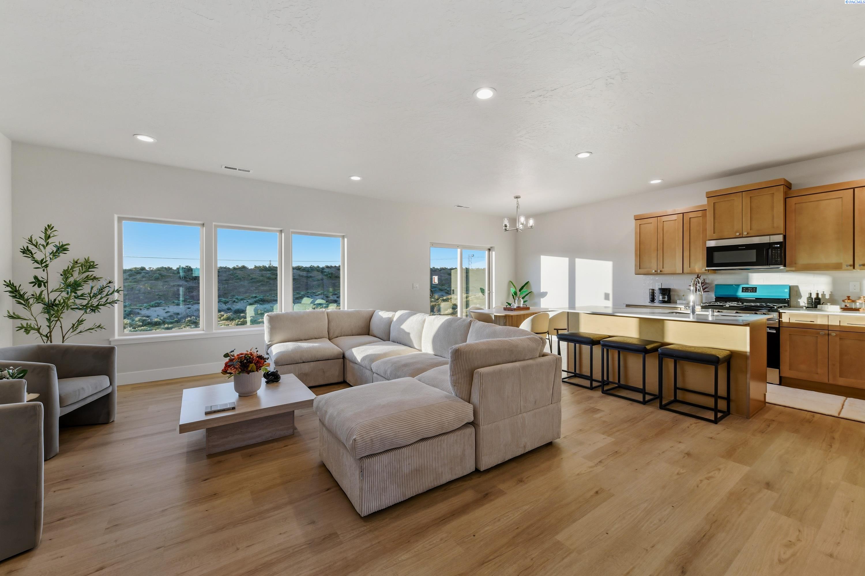 10538 Clearwater Dr, Kennewick, WA 99336