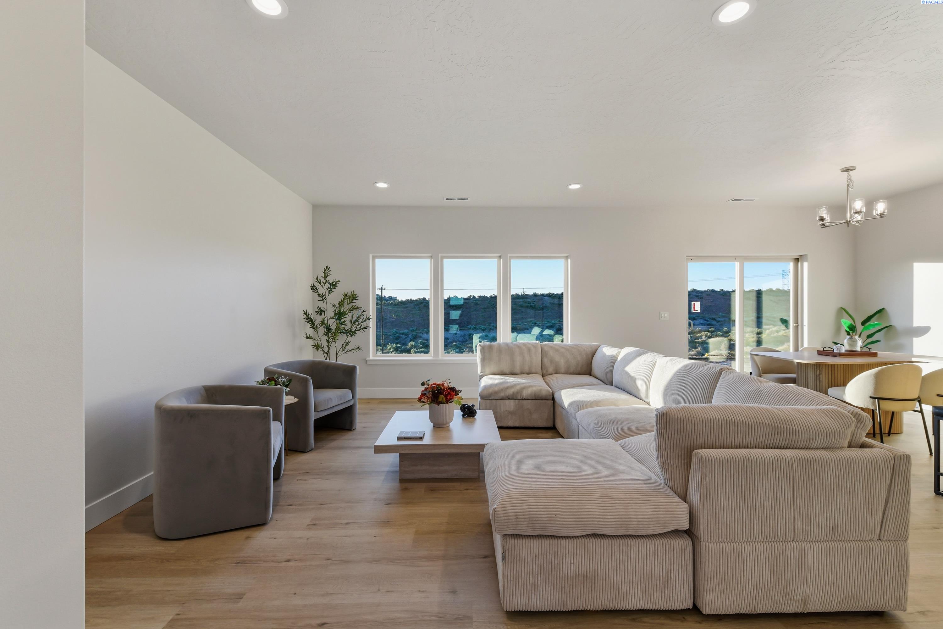 10538 Clearwater Dr, Kennewick, WA 99336