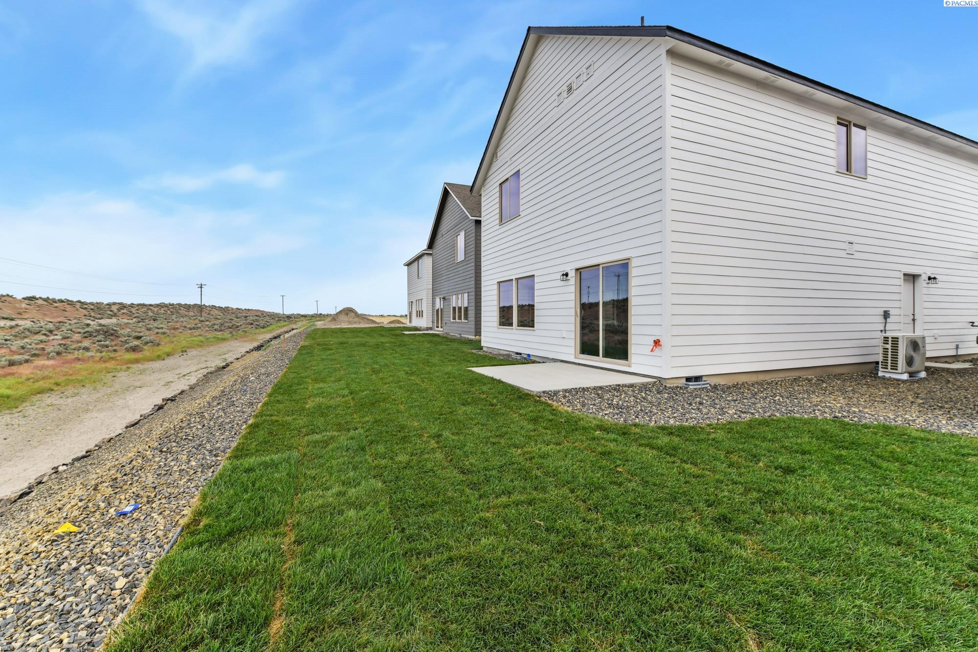 10490 Clearwater Dr, Kennewick, WA 99336