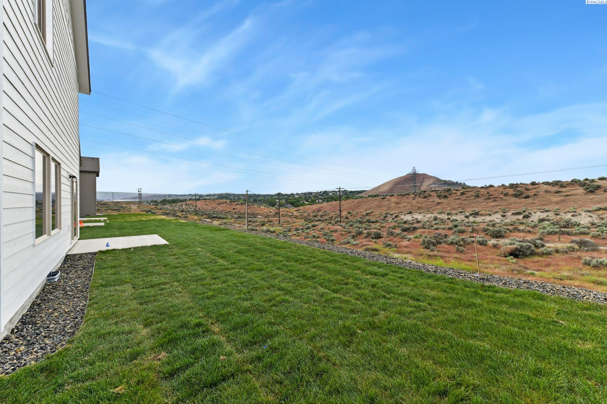 10490 Clearwater Dr, Kennewick, WA 99336