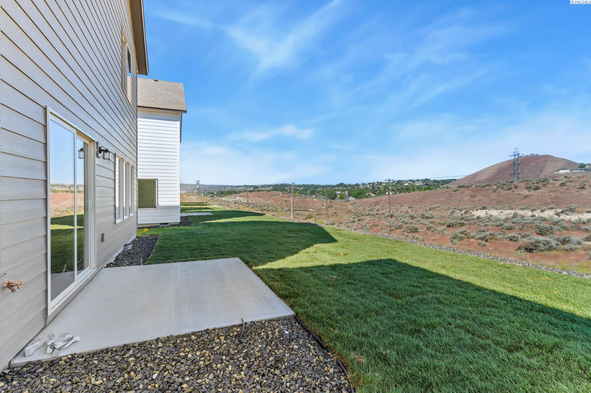 10466 Clearwater Dr, Kennewick, WA 99336