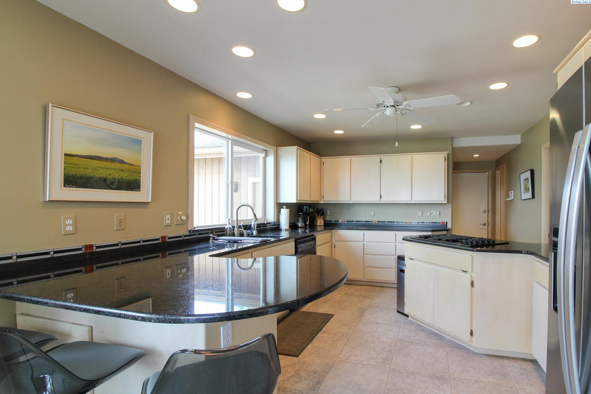 2141 Columbia River Rd, Pasco, WA 99301