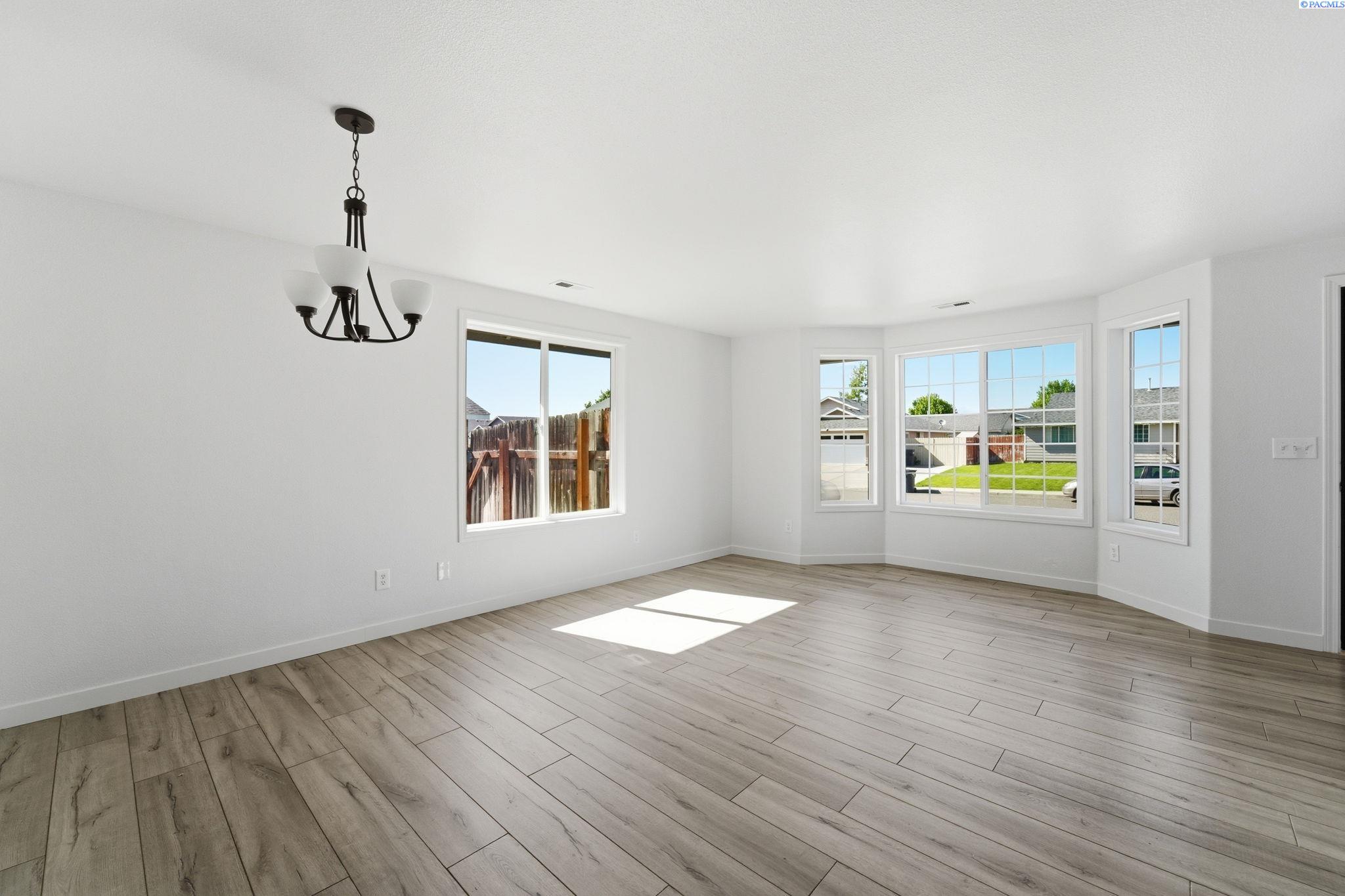 7704 Bonilla Dr, Pasco, WA 99301