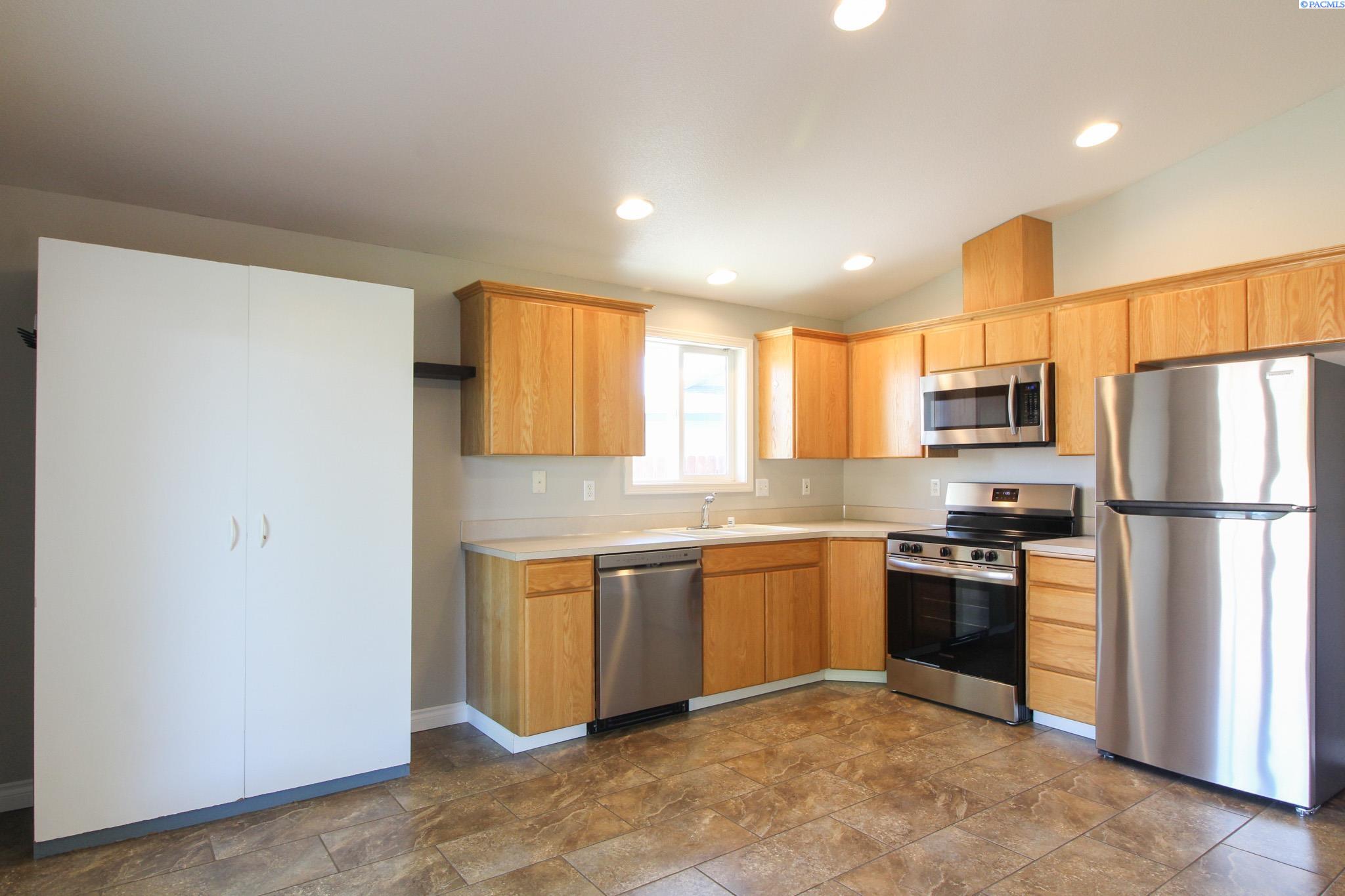 8315 Wrigley Dr, Pasco, WA 99301