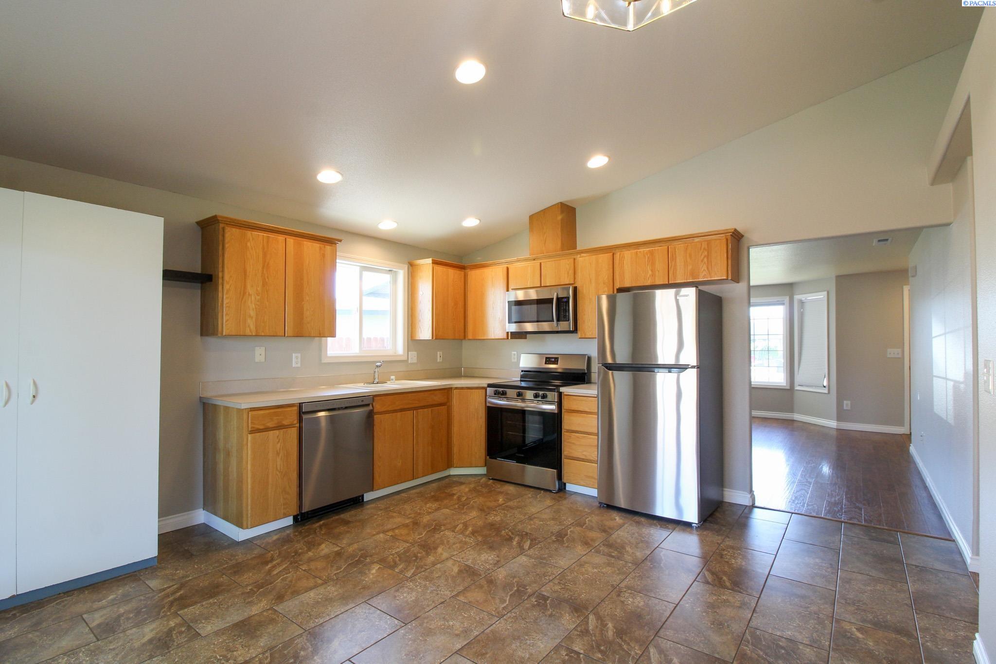 8315 Wrigley Dr, Pasco, WA 99301