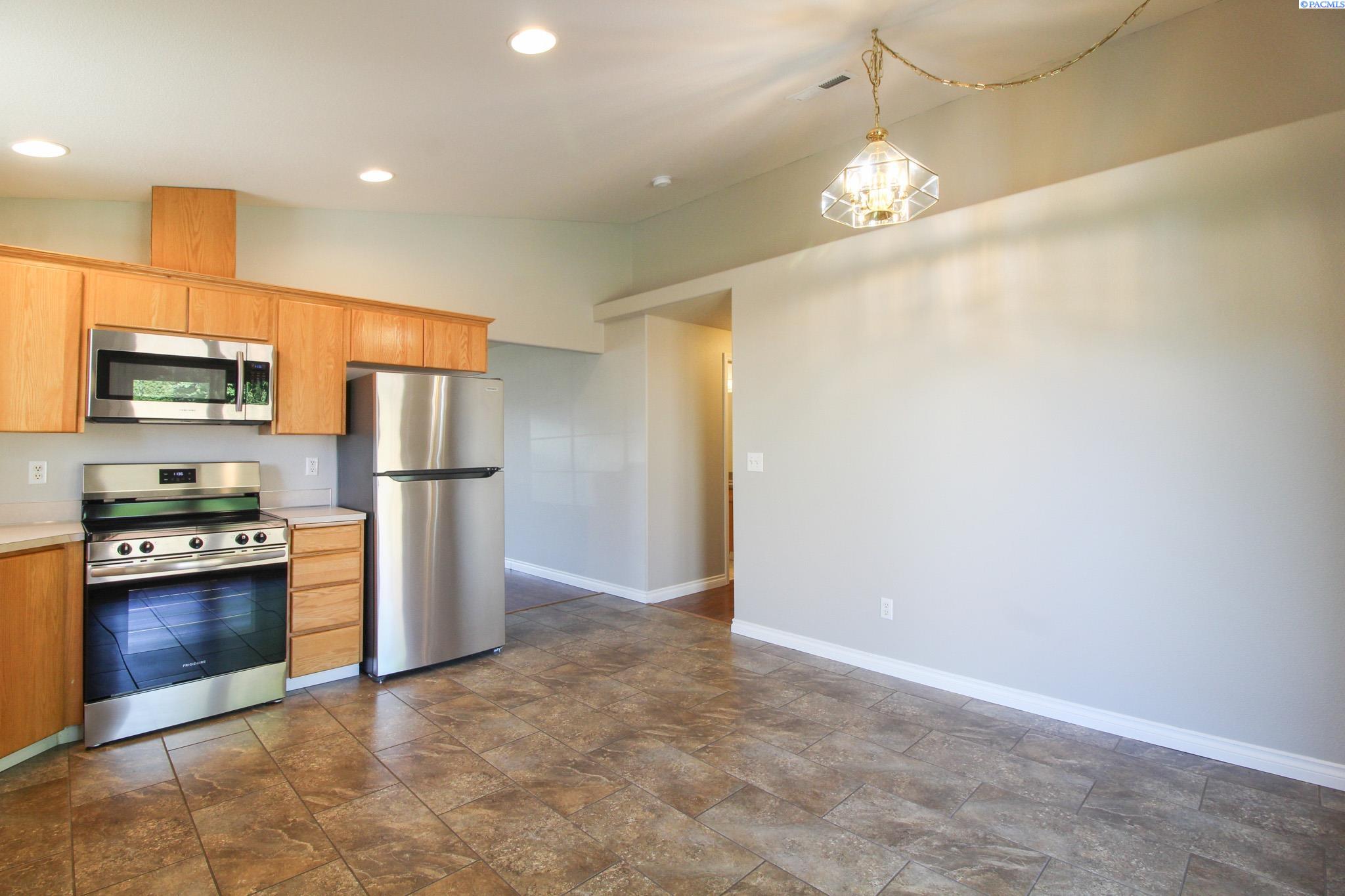 8315 Wrigley Dr, Pasco, WA 99301