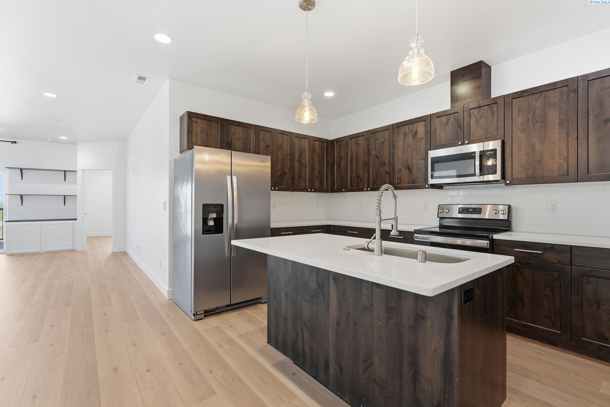 413 Bedrock Loop, West Richland, WA 99353