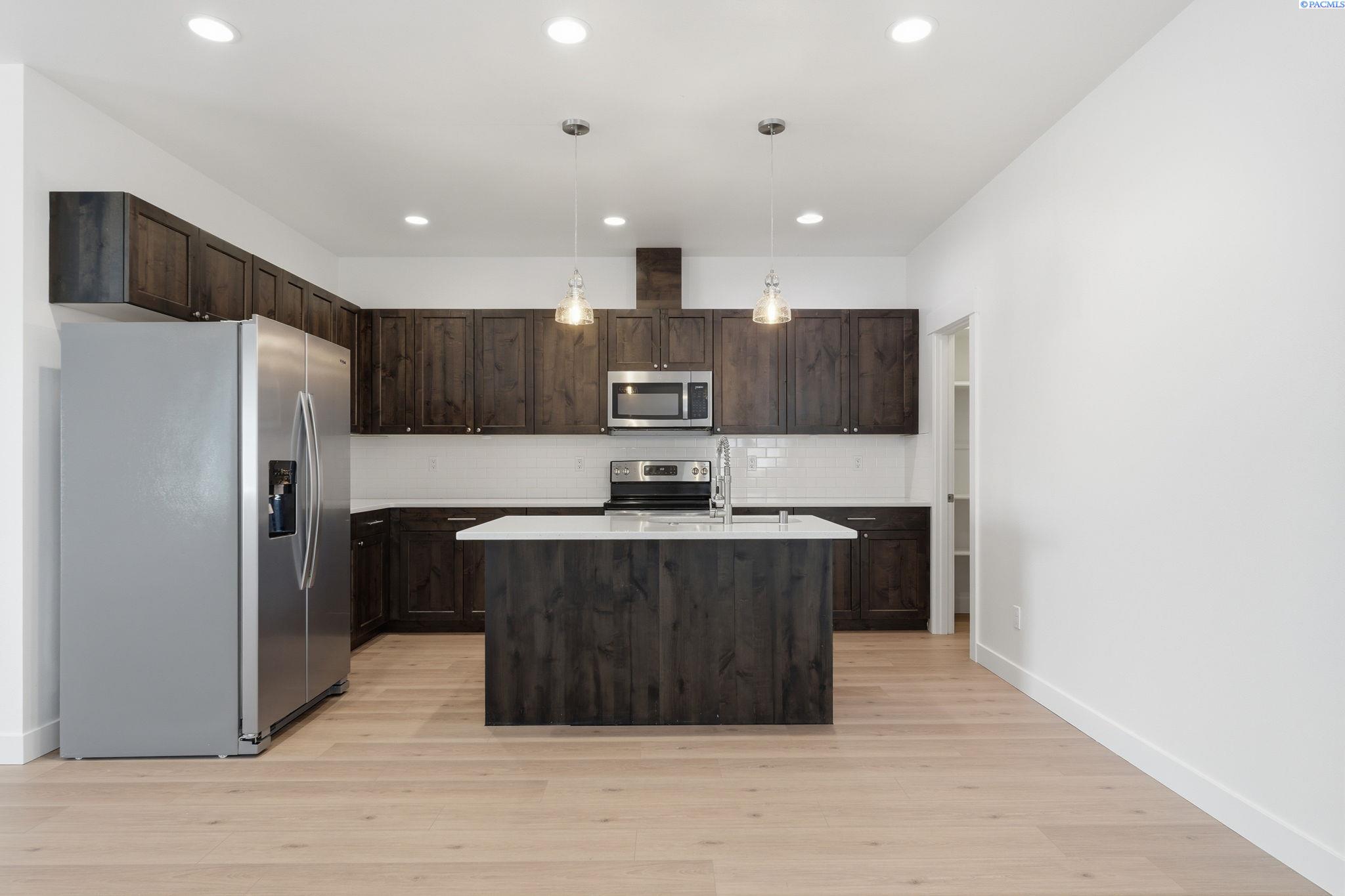 413 Bedrock Loop, West Richland, WA 99353