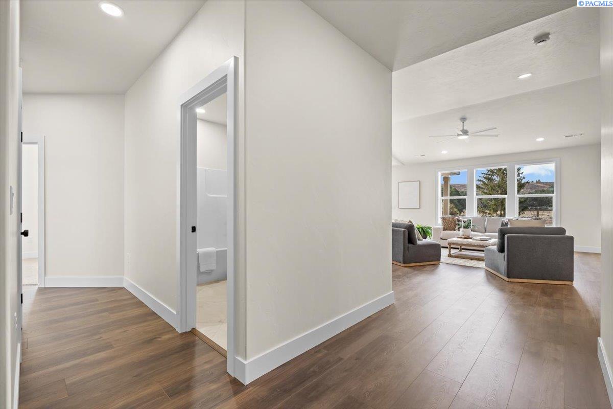 1040 Florida Pl, Kennewick, WA 99338