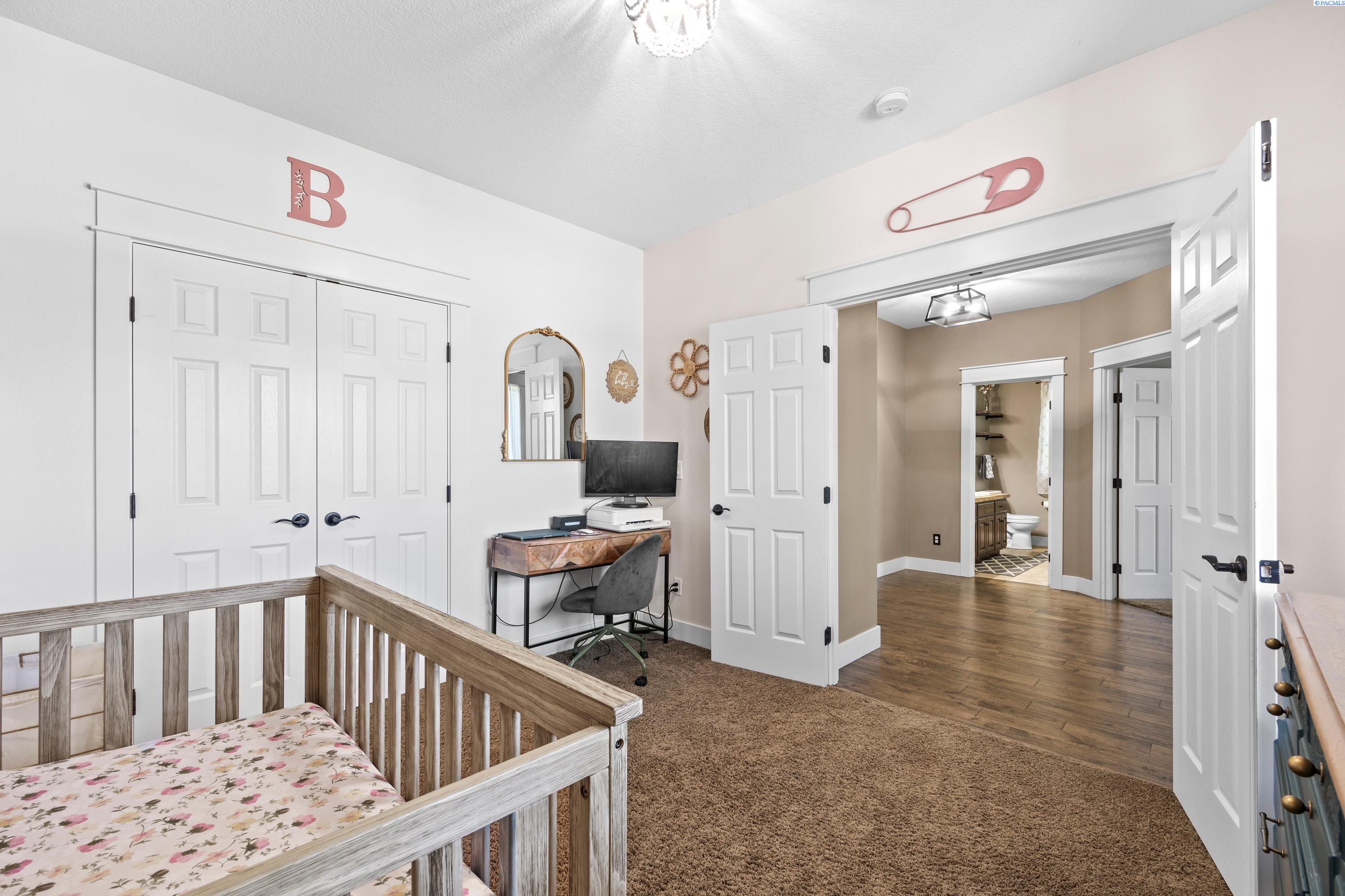 4612 Meadow View Dr, Pasco, WA 99301