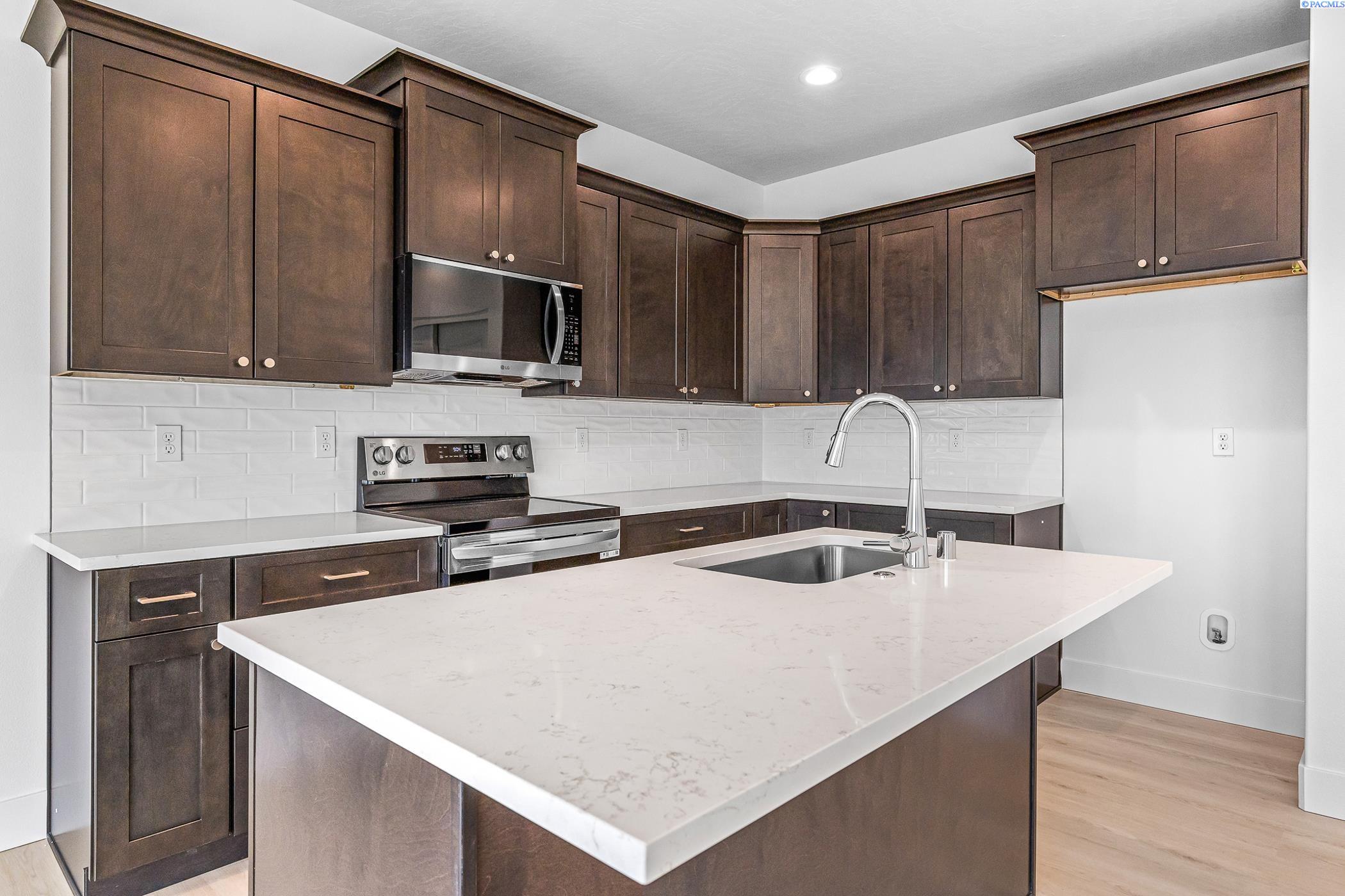 7479 Grapevine Ct, West Richland WA 99353
