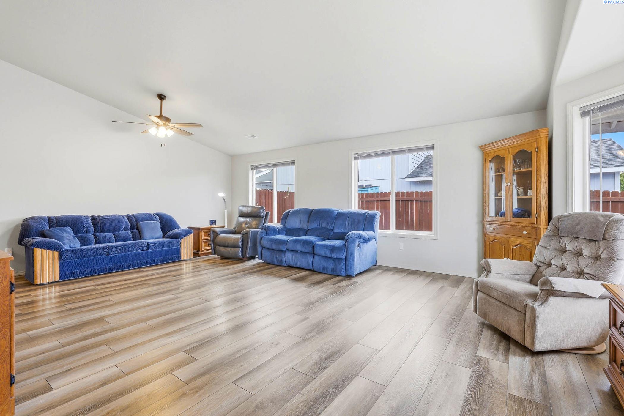 8303 Wrigley Dr, Pasco, WA 99301
