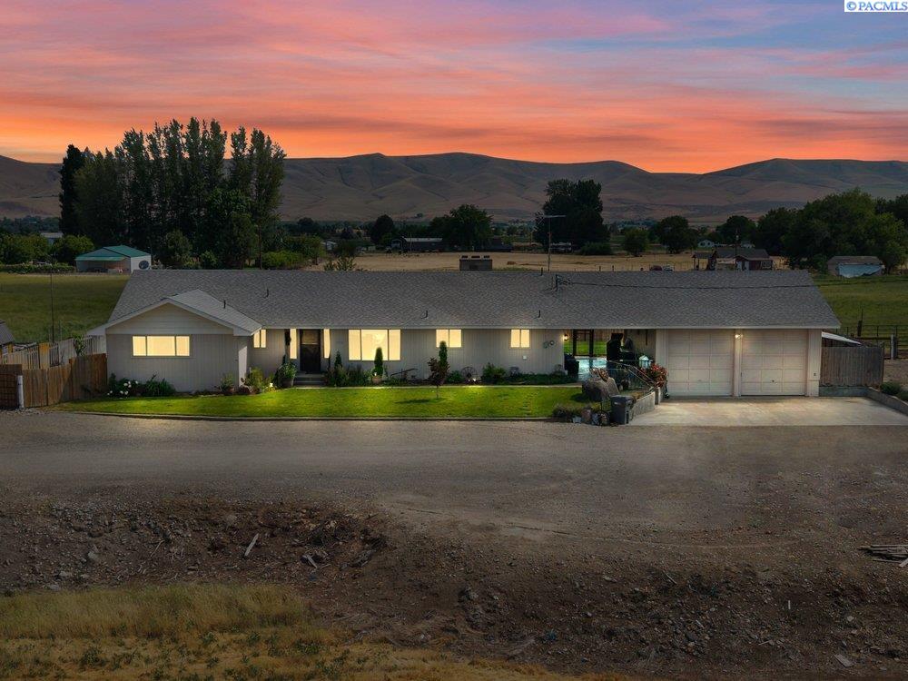 7802 Hicks Rd, Grandview, WA 98930