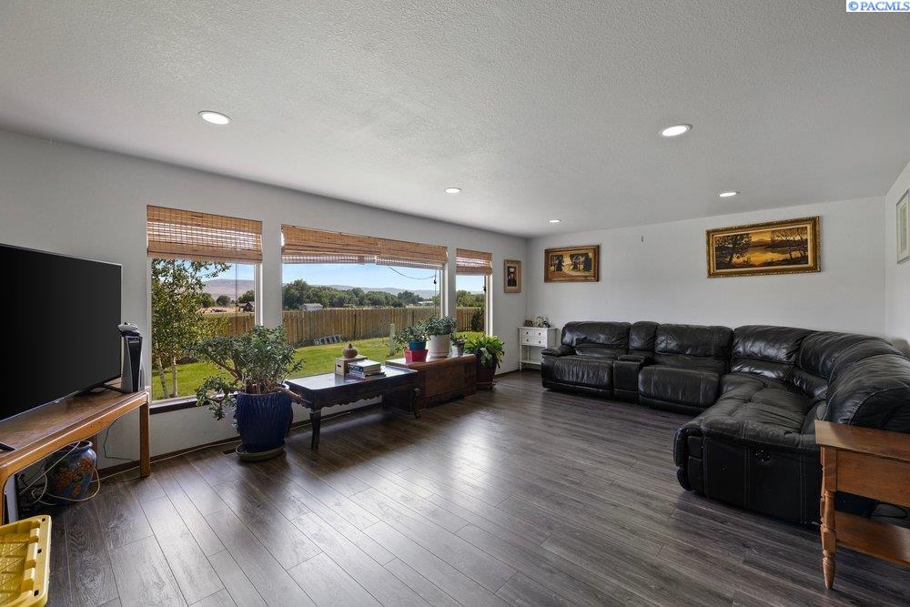 7802 Hicks Rd, Grandview, WA 98930