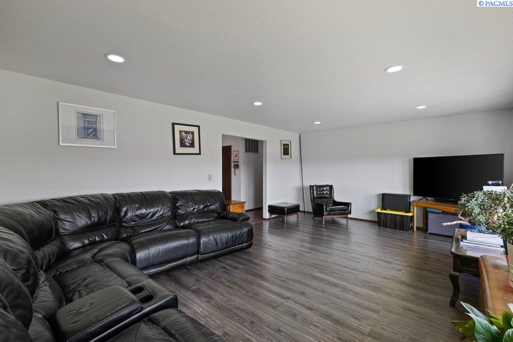 7802 Hicks Rd, Grandview, WA 98930