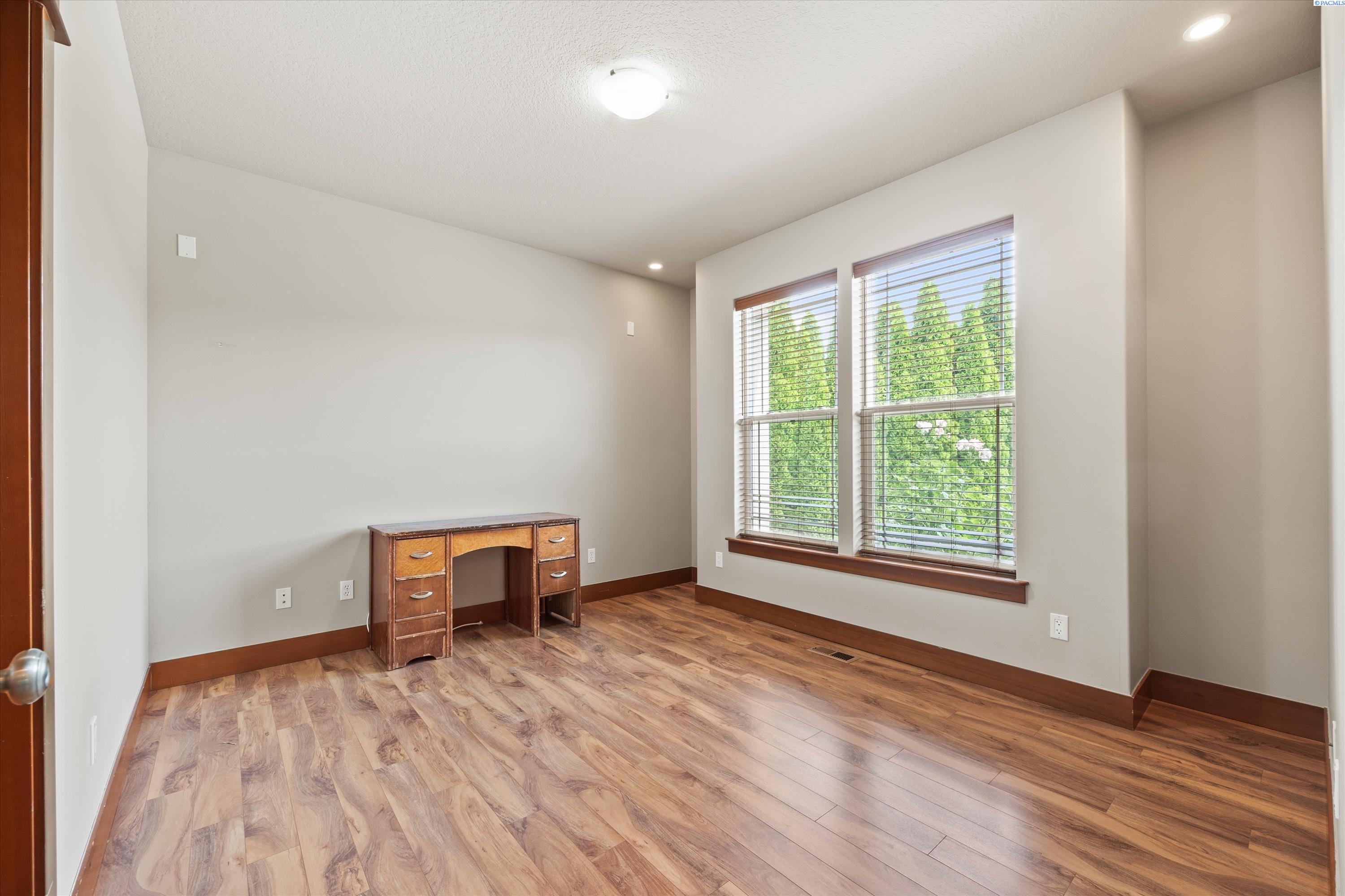 534 Lodi Loop, Richland, WA 99352