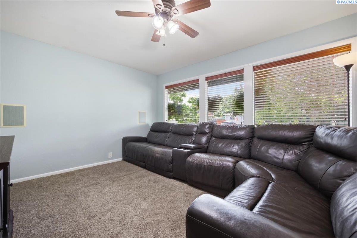 504 Blue St, Richland, WA 99354