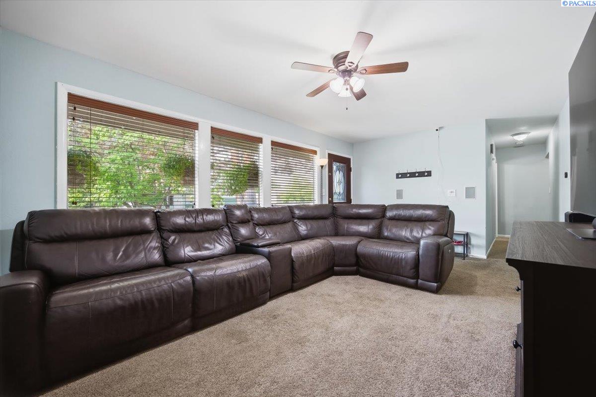504 Blue St, Richland, WA 99354