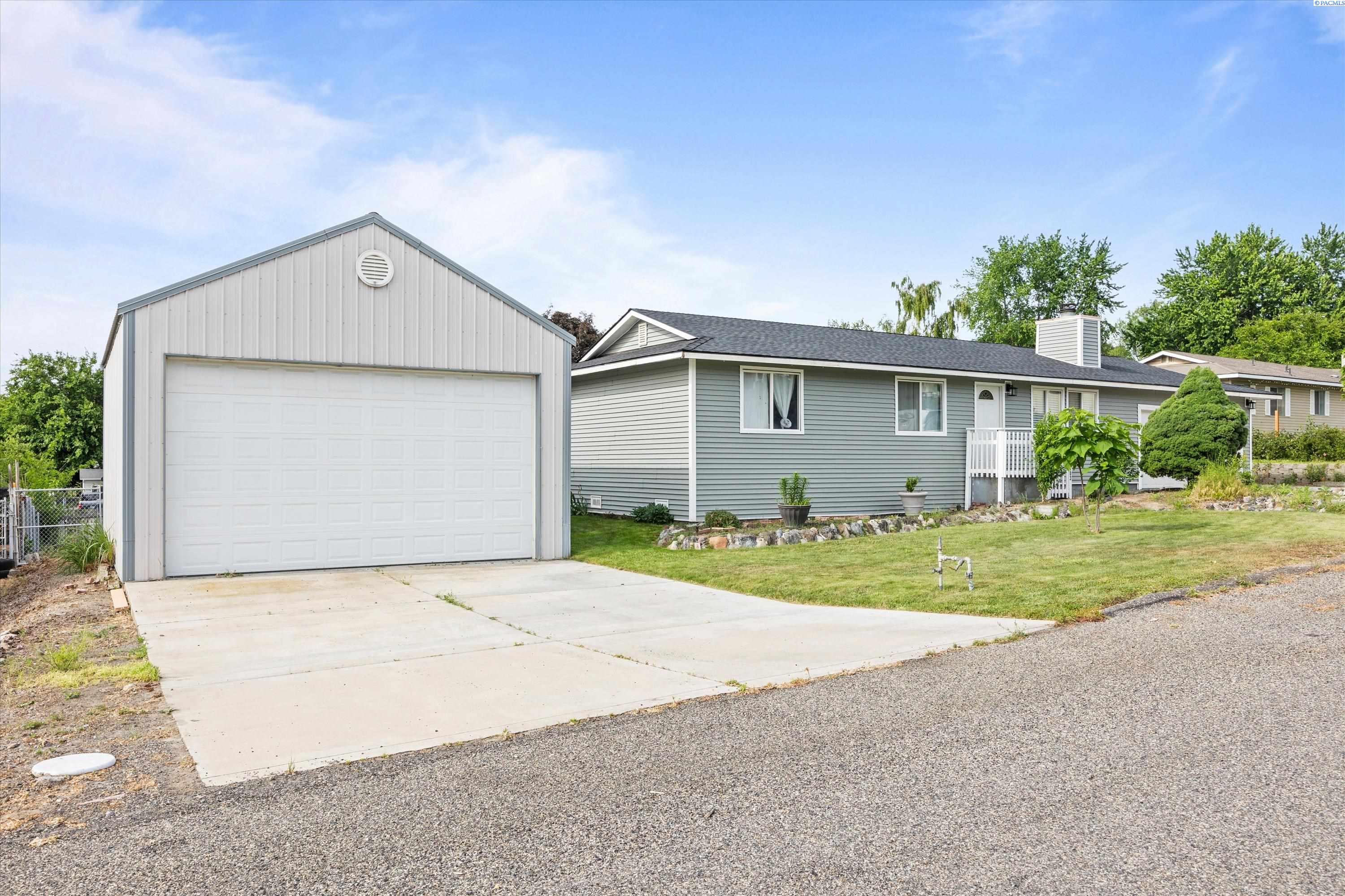 1103 Christopher Ln, Benton City, WA 99320