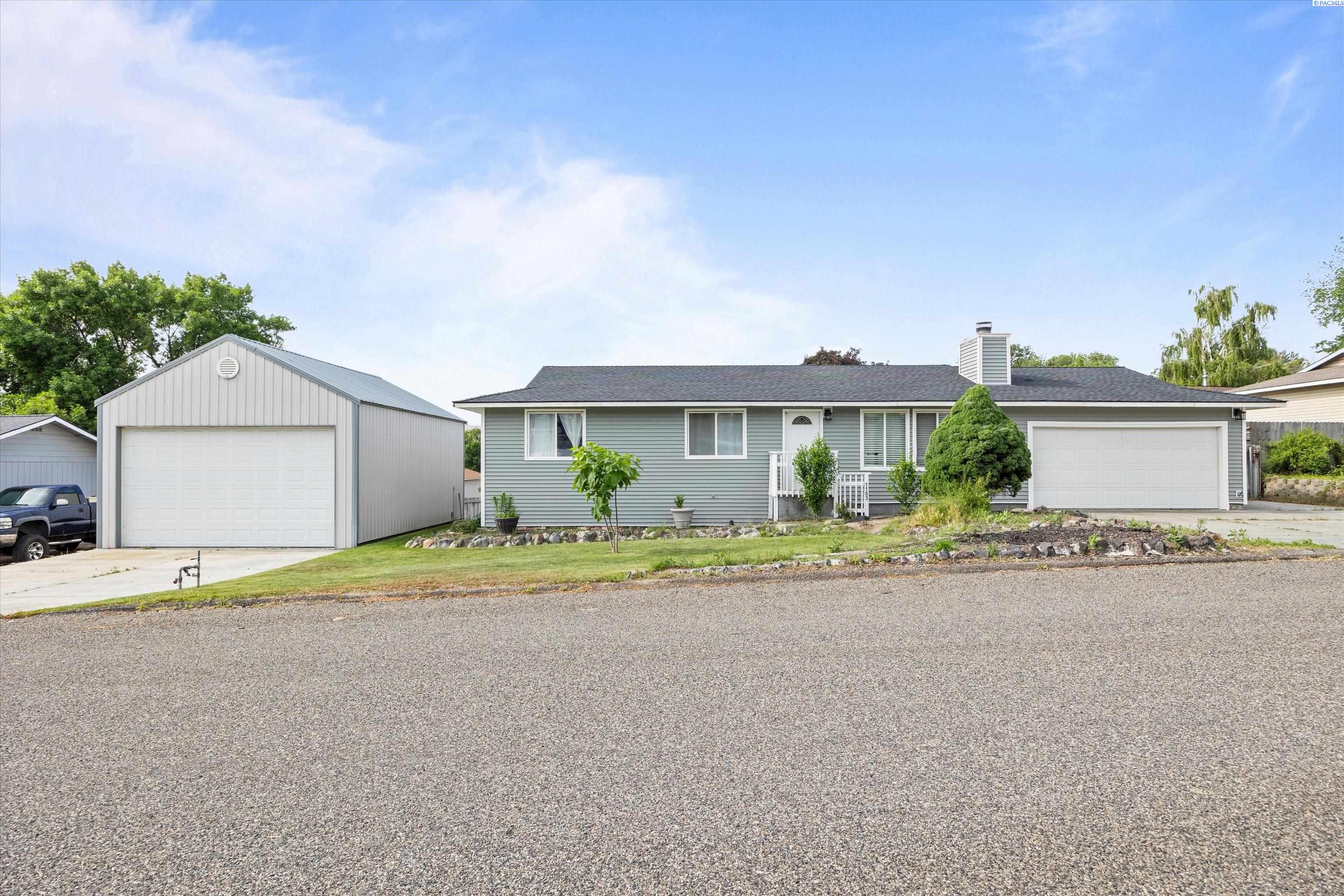 1103 Christopher Ln, Benton City, WA 99320