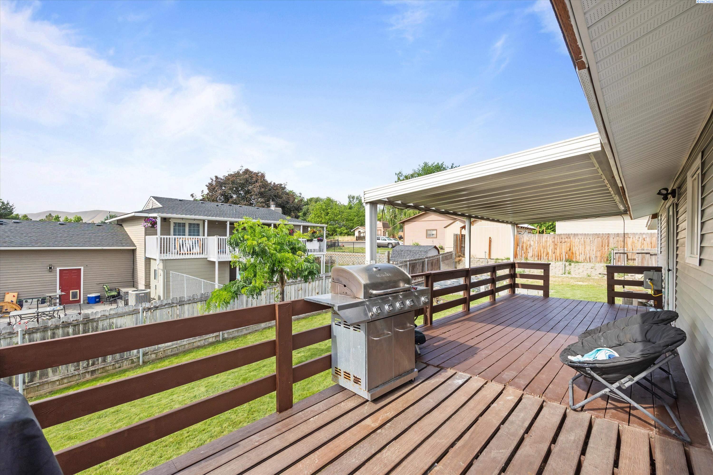 1103 Christopher Ln, Benton City, WA 99320