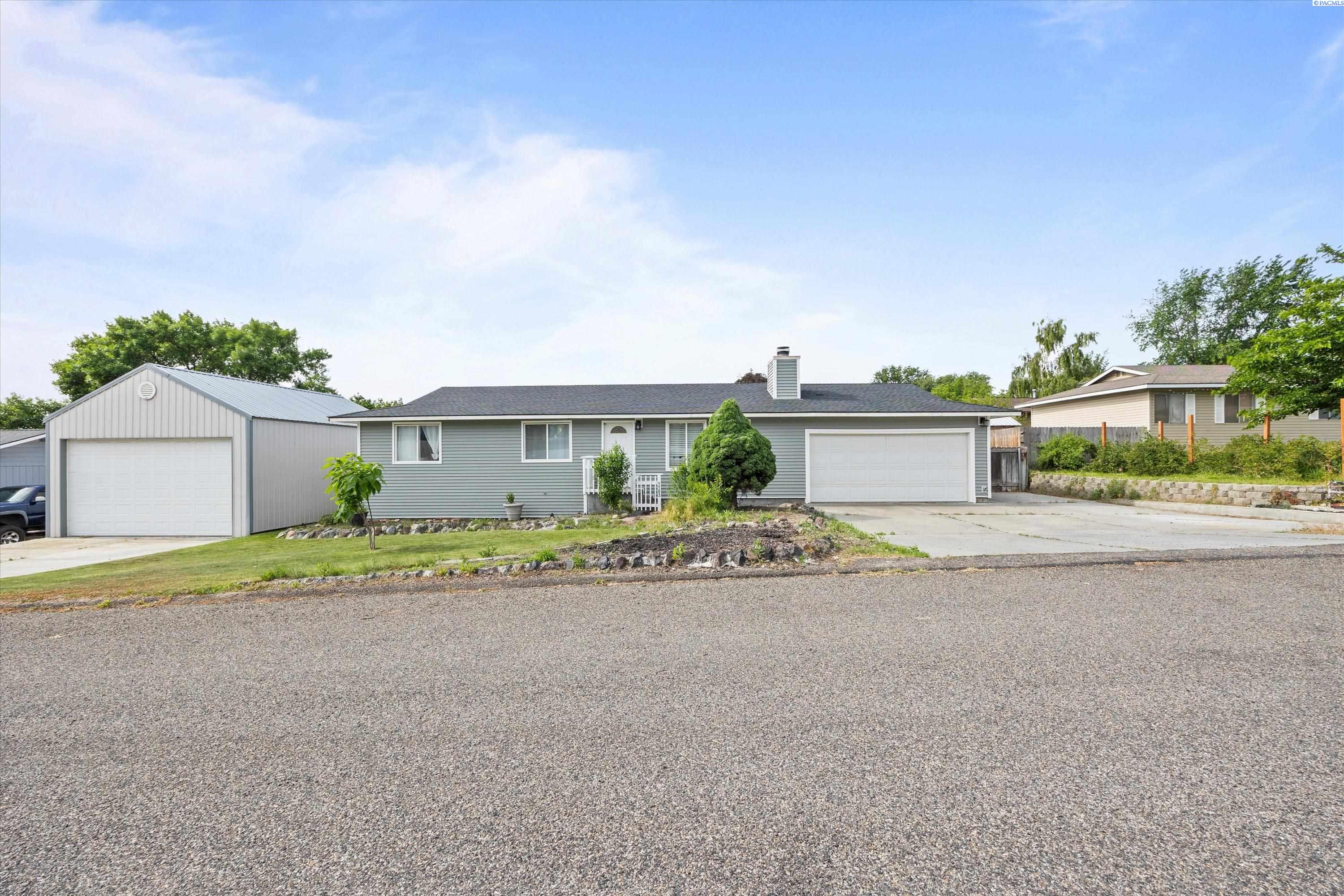 1103 Christopher Ln, Benton City, WA 99320