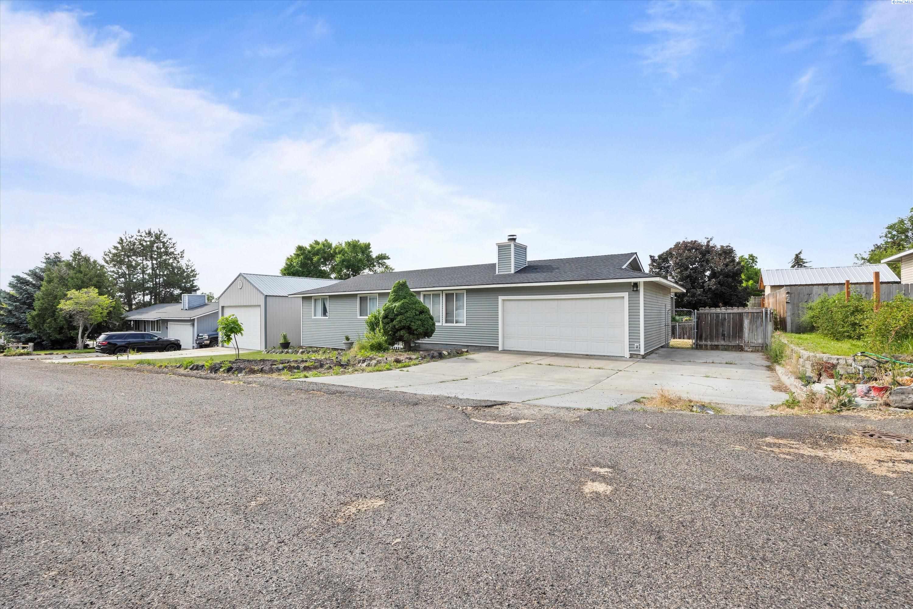 1103 Christopher Ln, Benton City, WA 99320